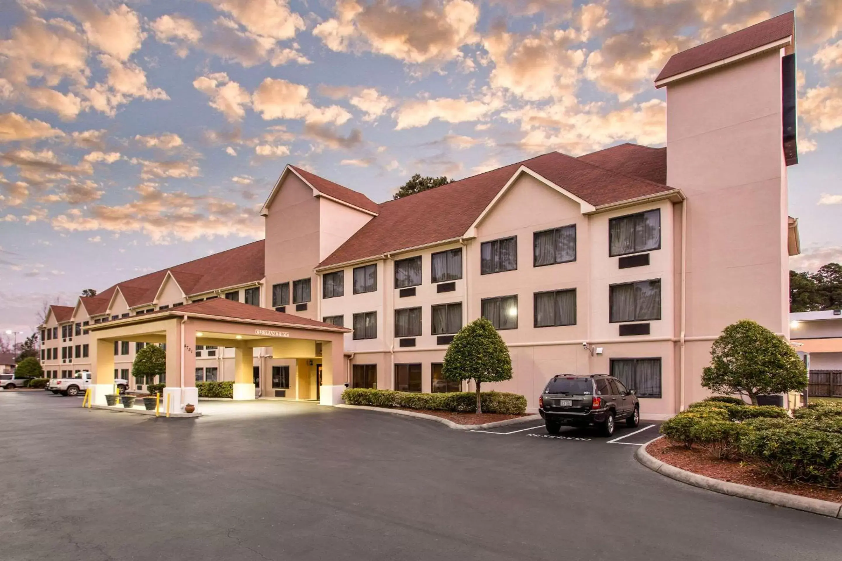 Property Building in Comfort Suites Wilmington near Downtown