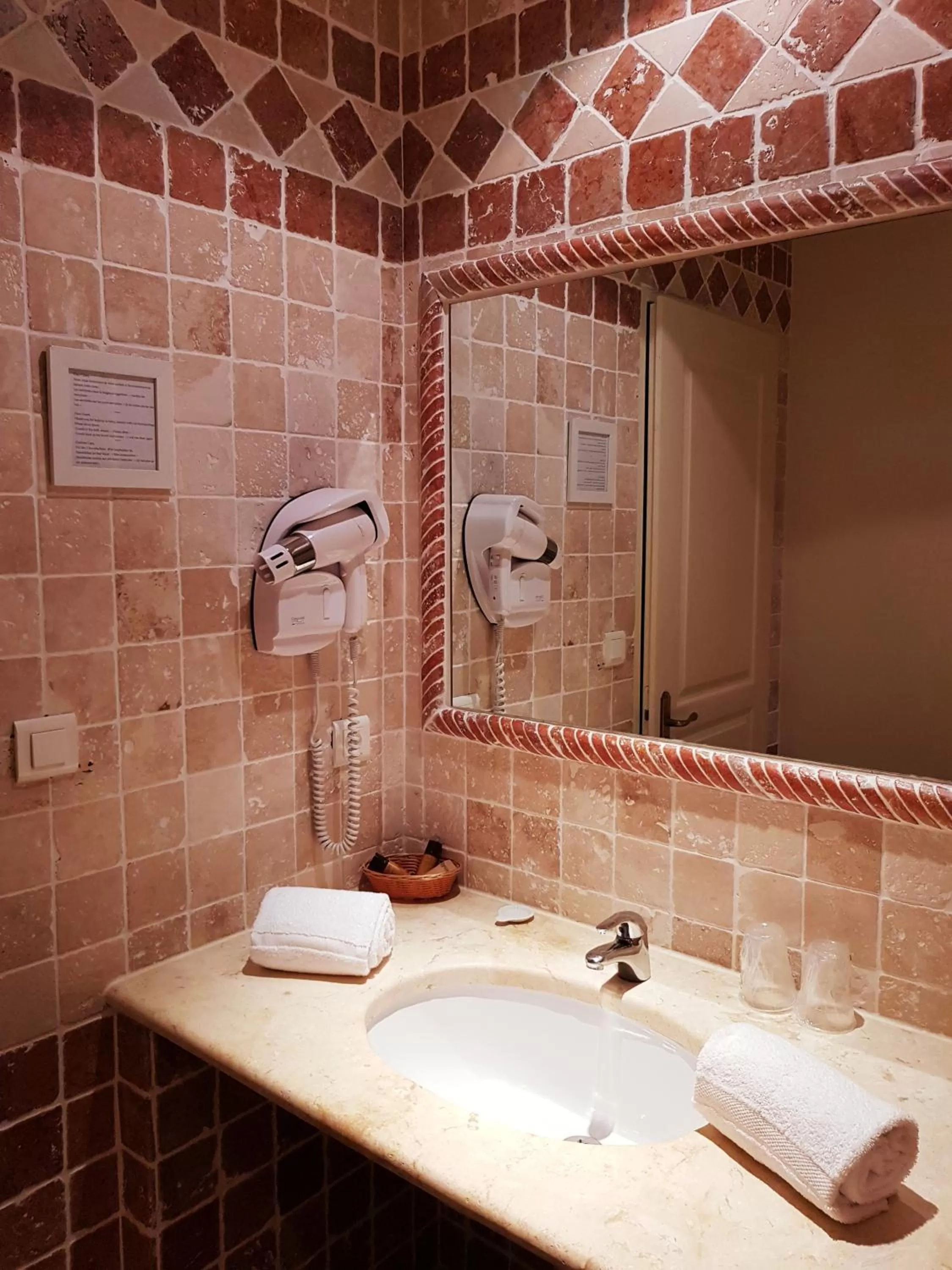 Bathroom in Hotel Restaurant Le Clos De Pradines