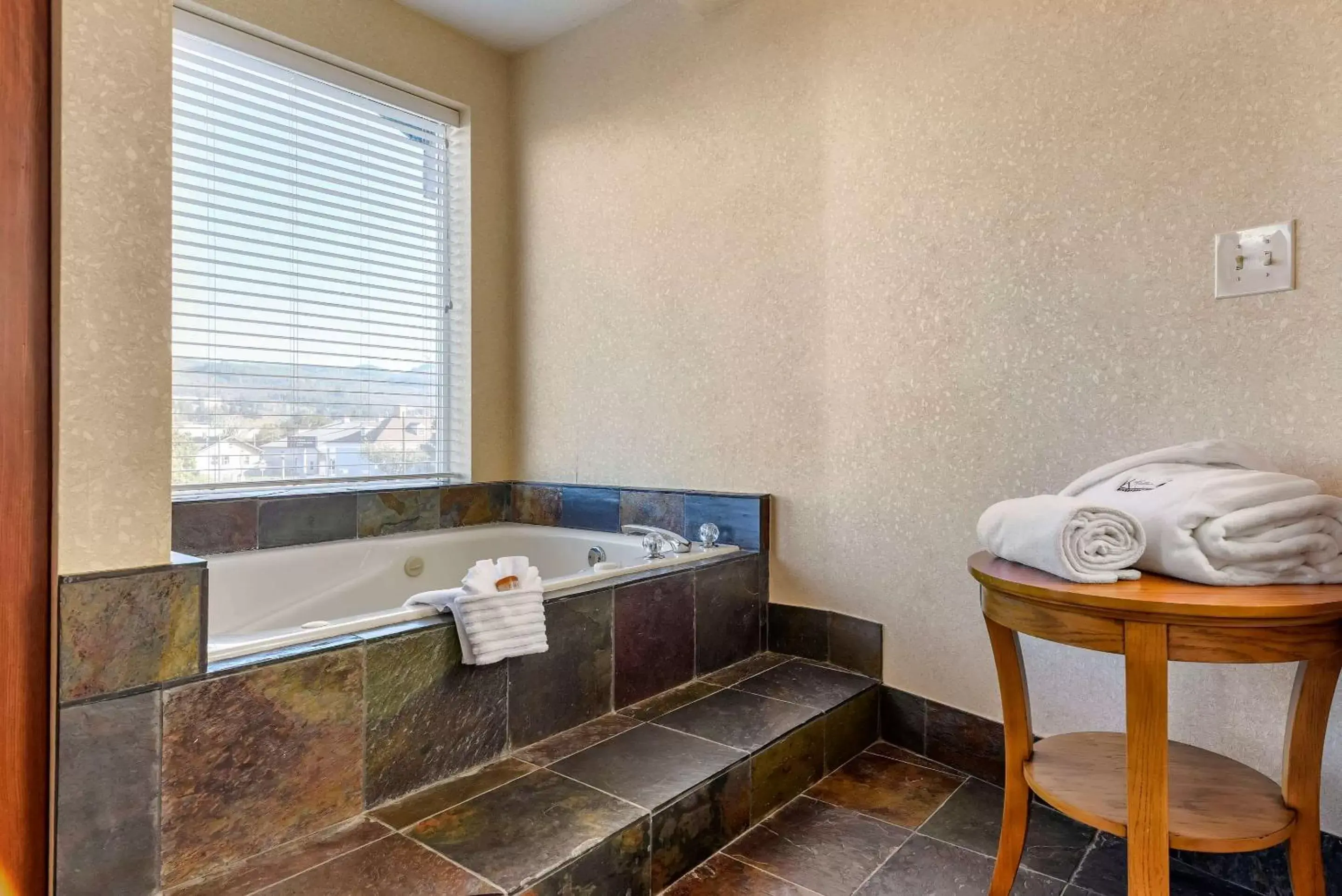 Photo of the whole room, Bathroom in Kathryn Riverfront Inn, Ascend Hotel Collection
