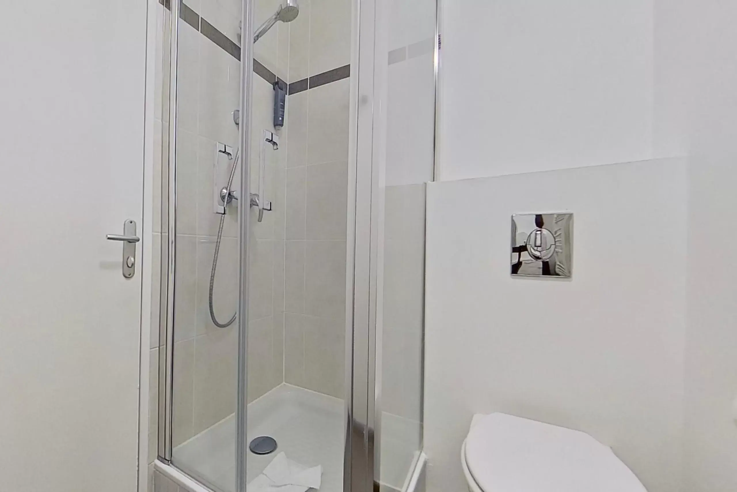 Shower, Bathroom in City Résidence Tours