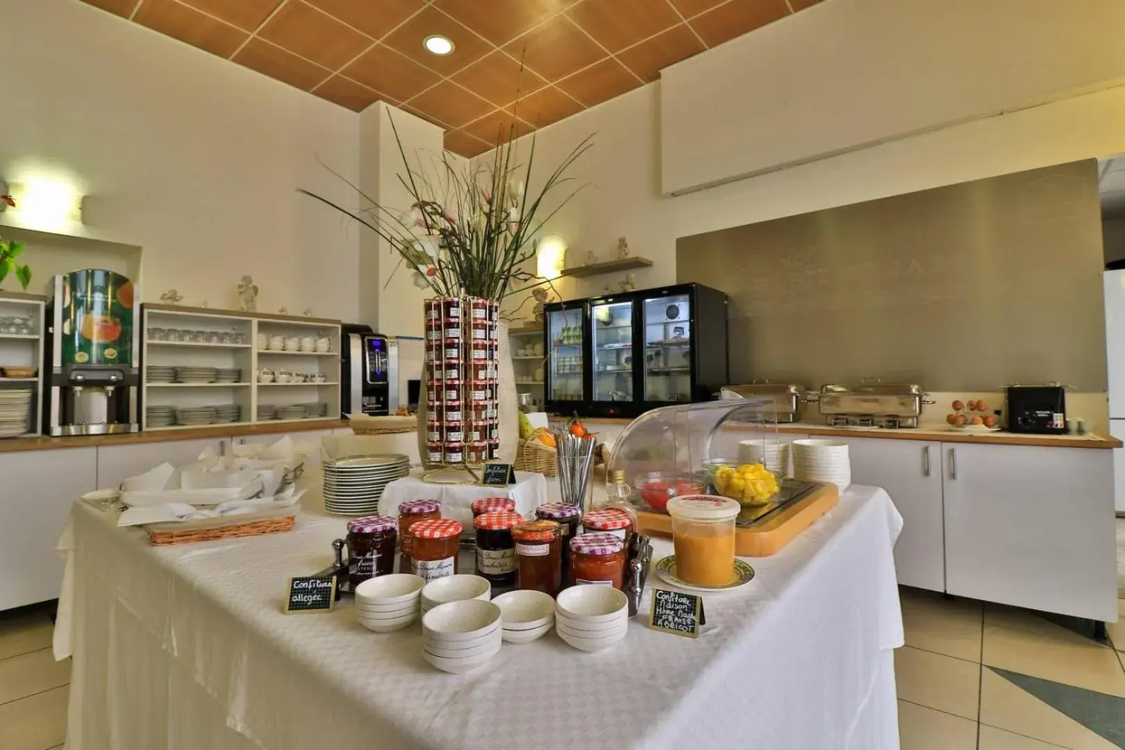 Buffet breakfast, Restaurant/Places to Eat in Best Western Plus Soleil et Jardin