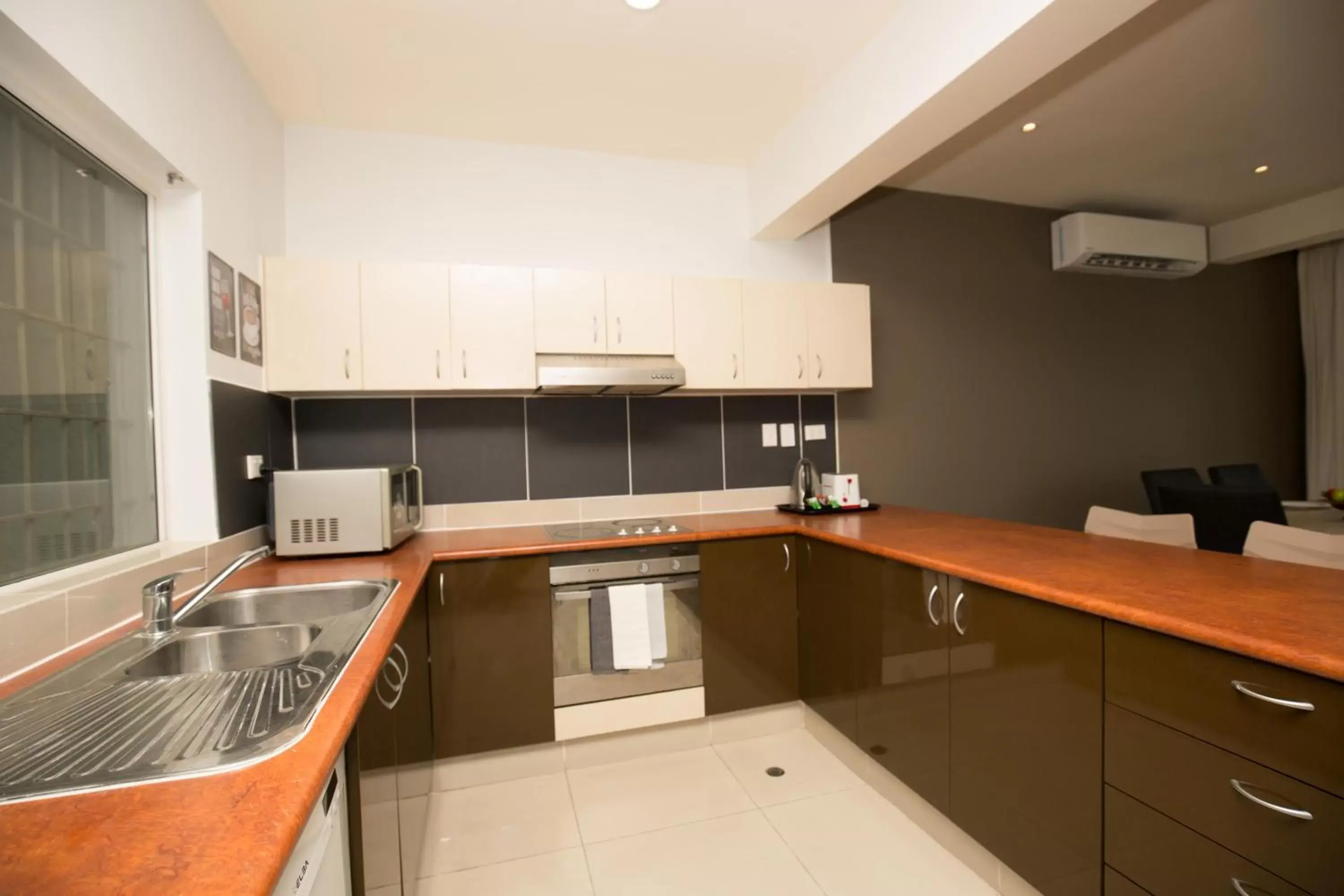 Kitchen or kitchenette, Kitchen/Kitchenette in Gateway Hotel