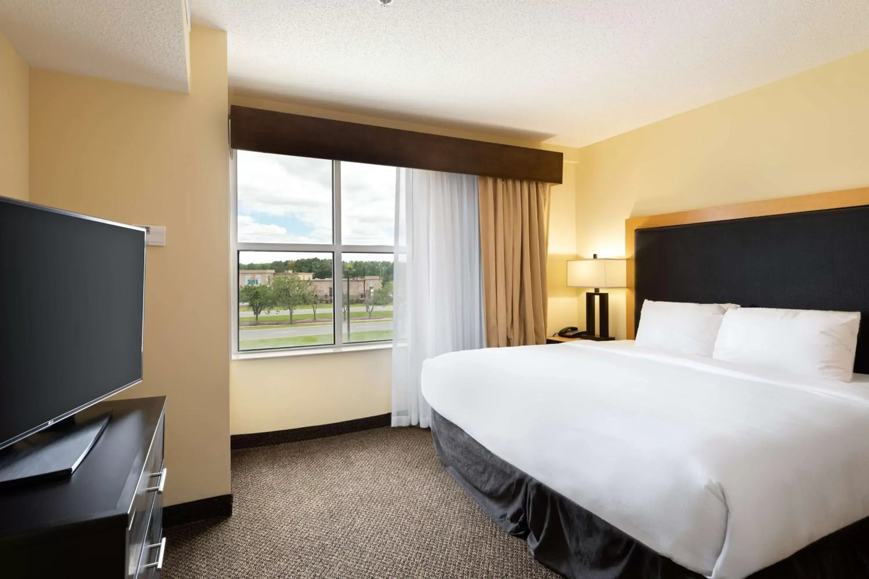 Bed in DoubleTree by Hilton Hotel Savannah Airport