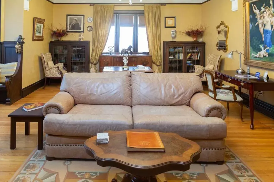 Living room, Seating Area in Grey Gables Inn