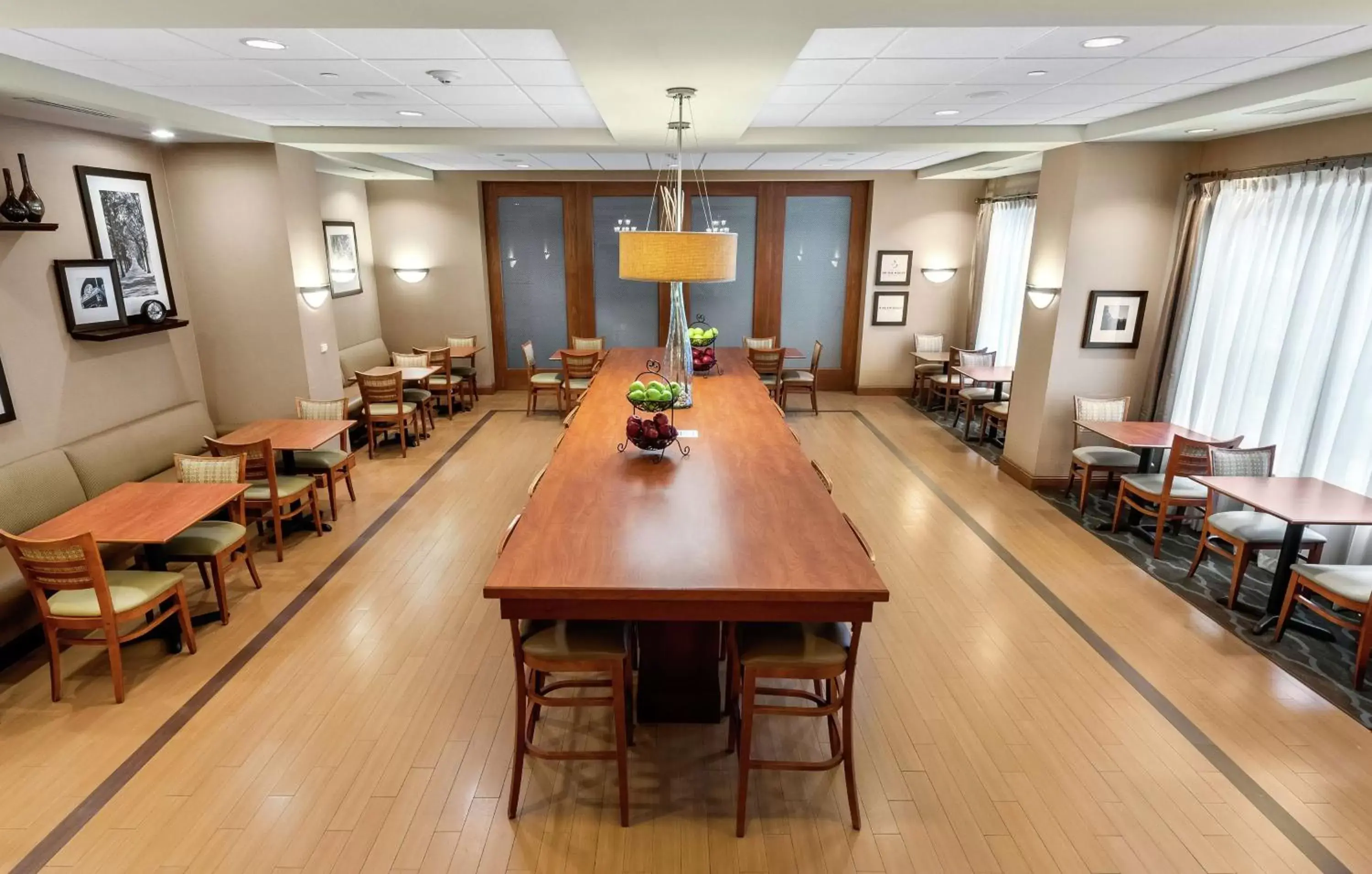 Lobby or reception, Restaurant/Places to Eat in Hampton Inn Nashua