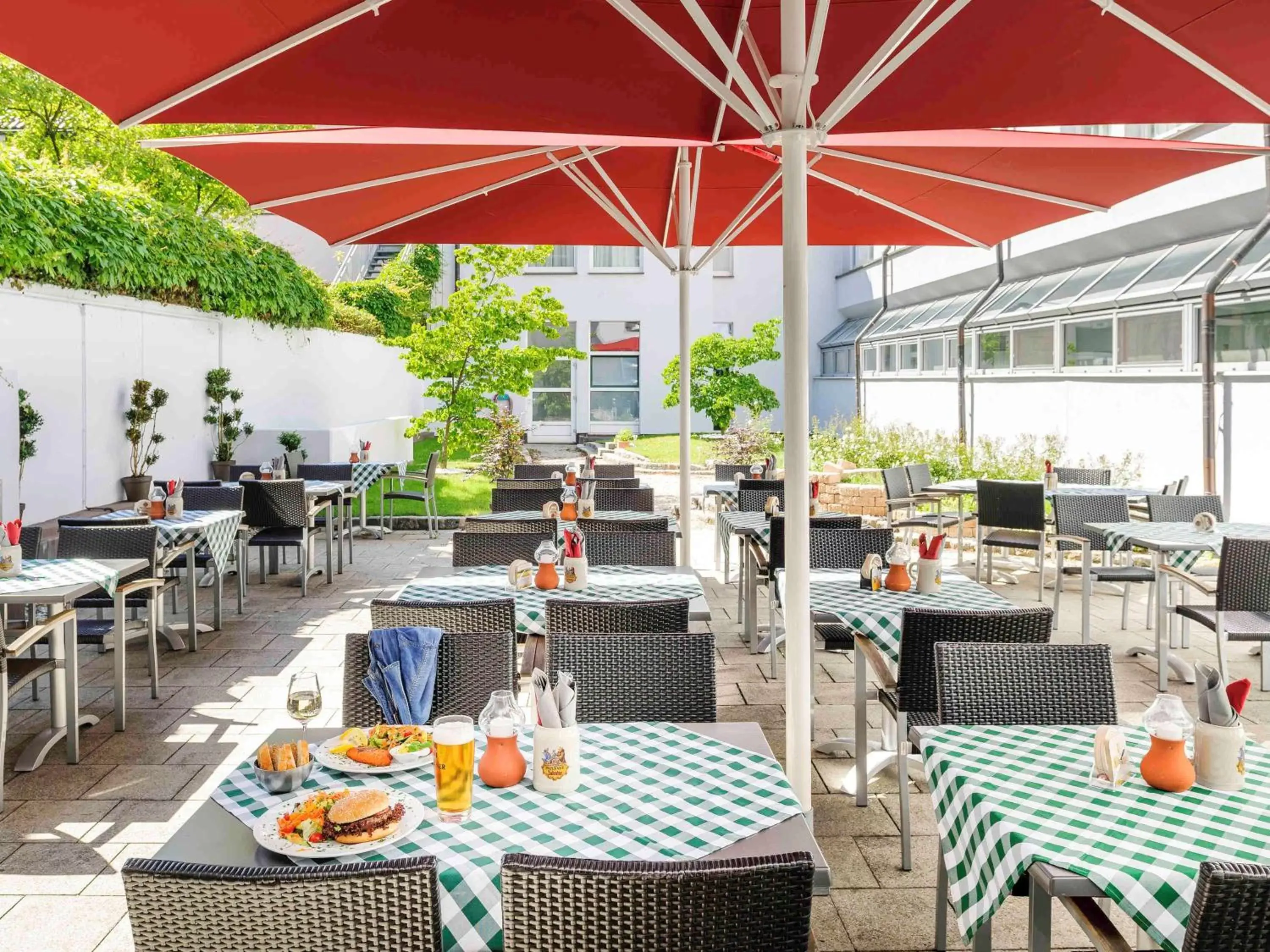 Lounge or bar, Restaurant/Places to Eat in ibis München City Nord