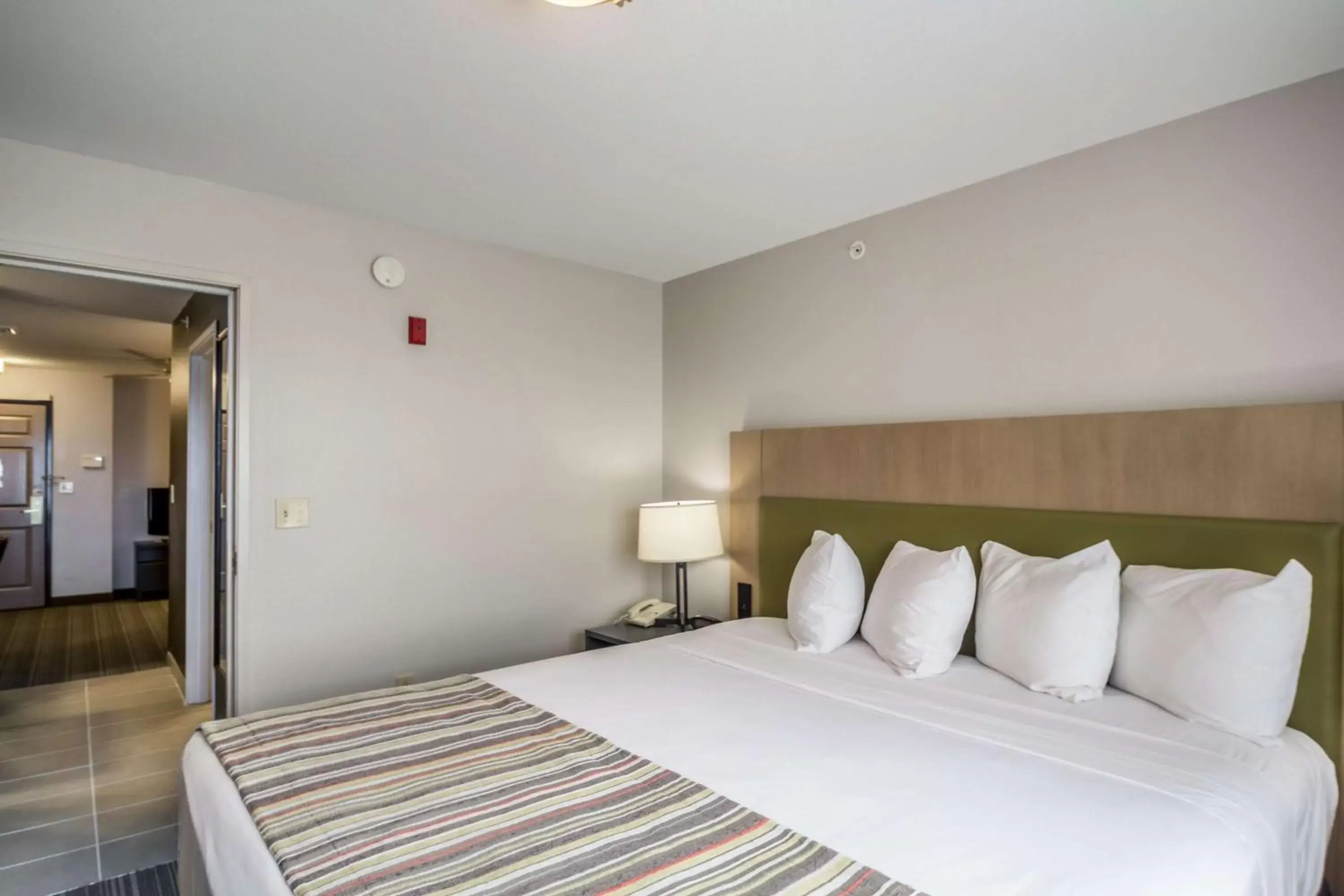 Photo of the whole room, Bed in Country Inn & Suites by Radisson, Fond du Lac, WI