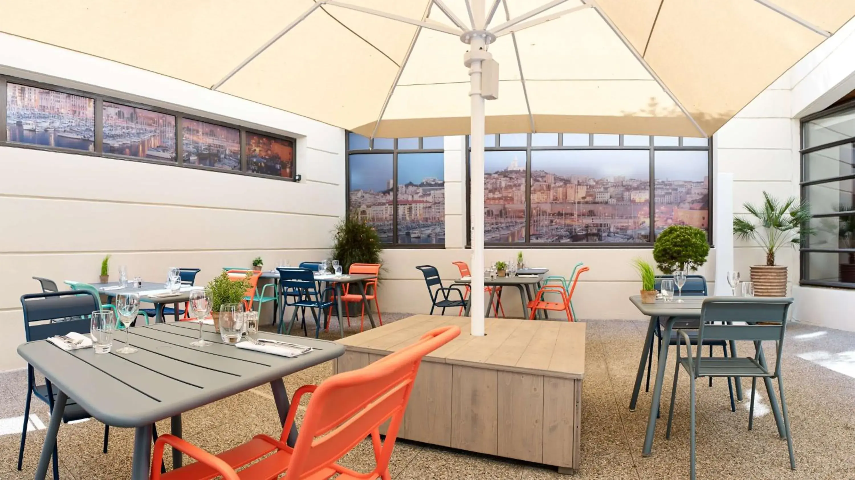 Restaurant/Places to Eat in Radisson Blu Hotel Marseille Vieux Port
