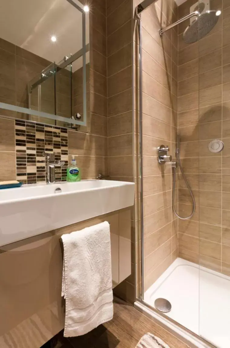 Bathroom in Leafy Suburban Bed and Breakfast Bathroom in Leafy Suburban Bed and Breakfast