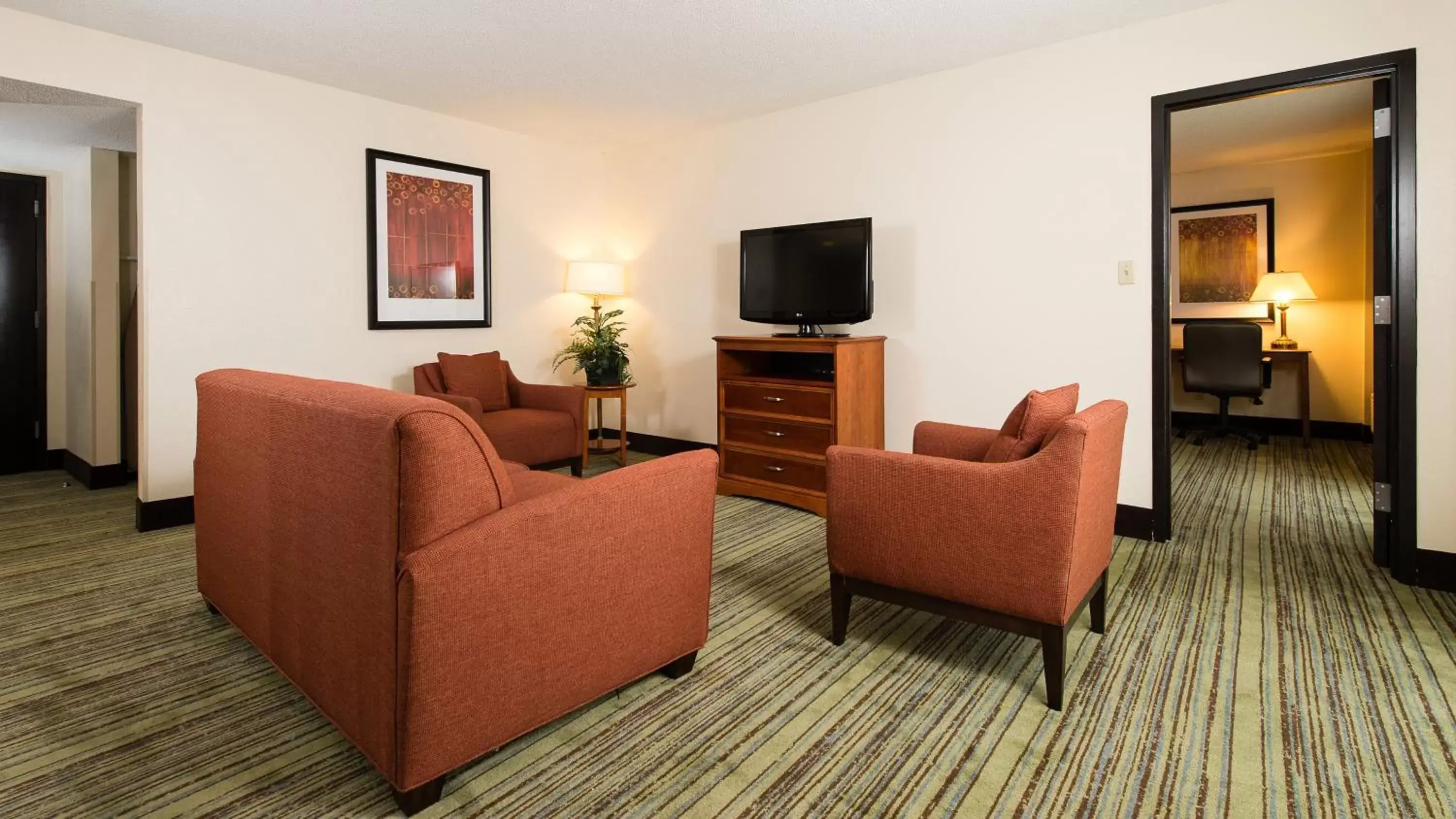 Photo of the whole room, Seating Area in Holiday Inn Wilmington-Market Street, an IHG Hotel