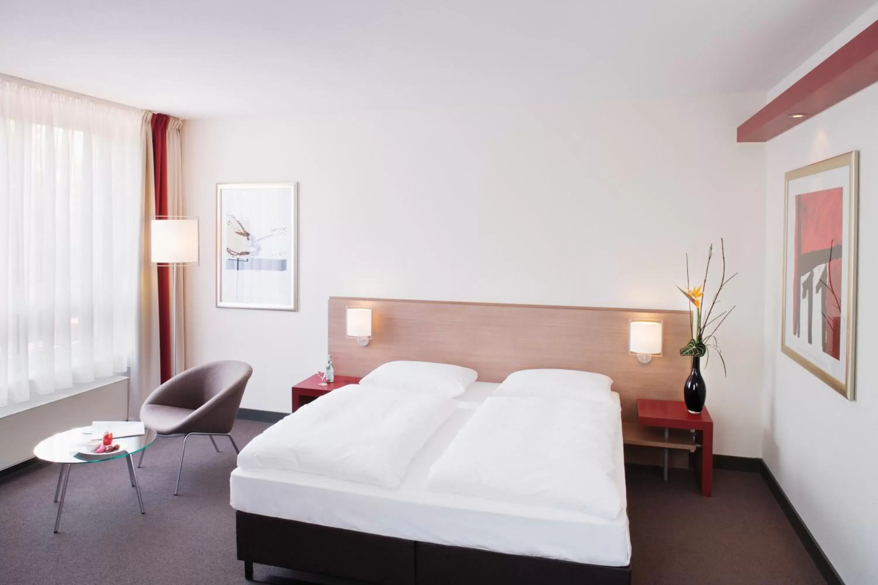 Photo of the whole room, Bed in Mövenpick Hotel Münster am Aasee