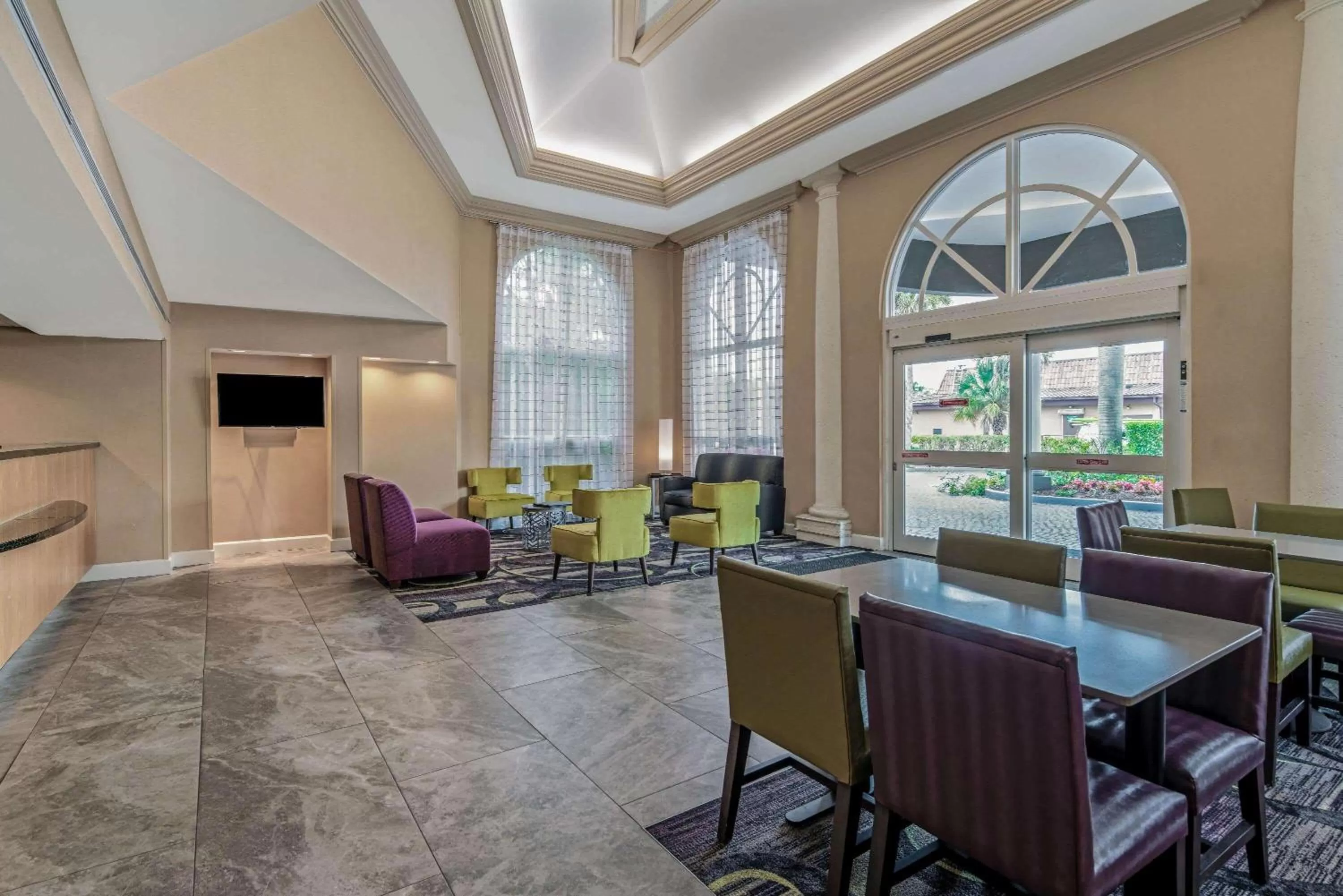 Lobby or reception in La Quinta by Wyndham Naples Downtown