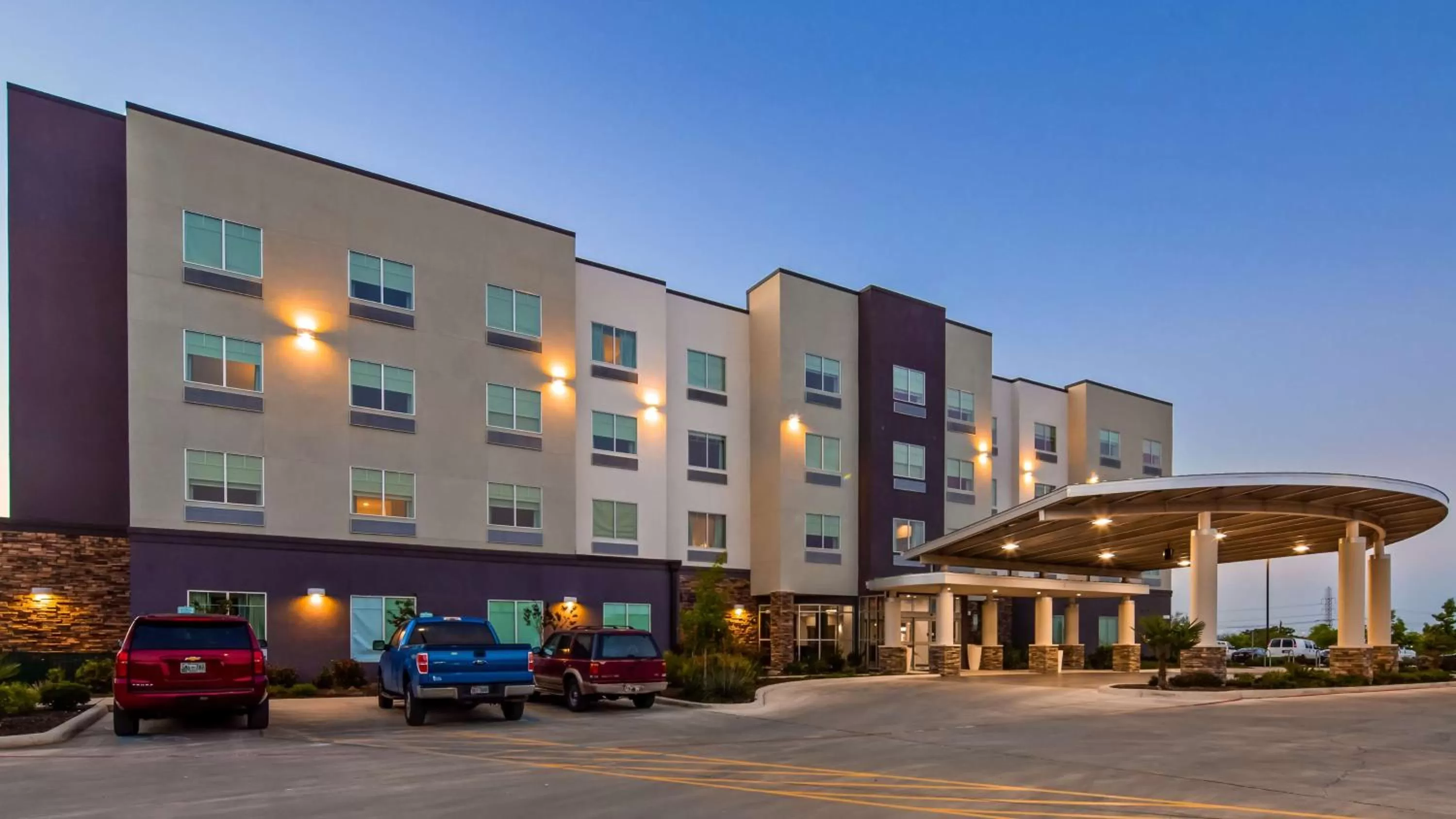 Property building in Best Western Plus Roland Inn & Suites