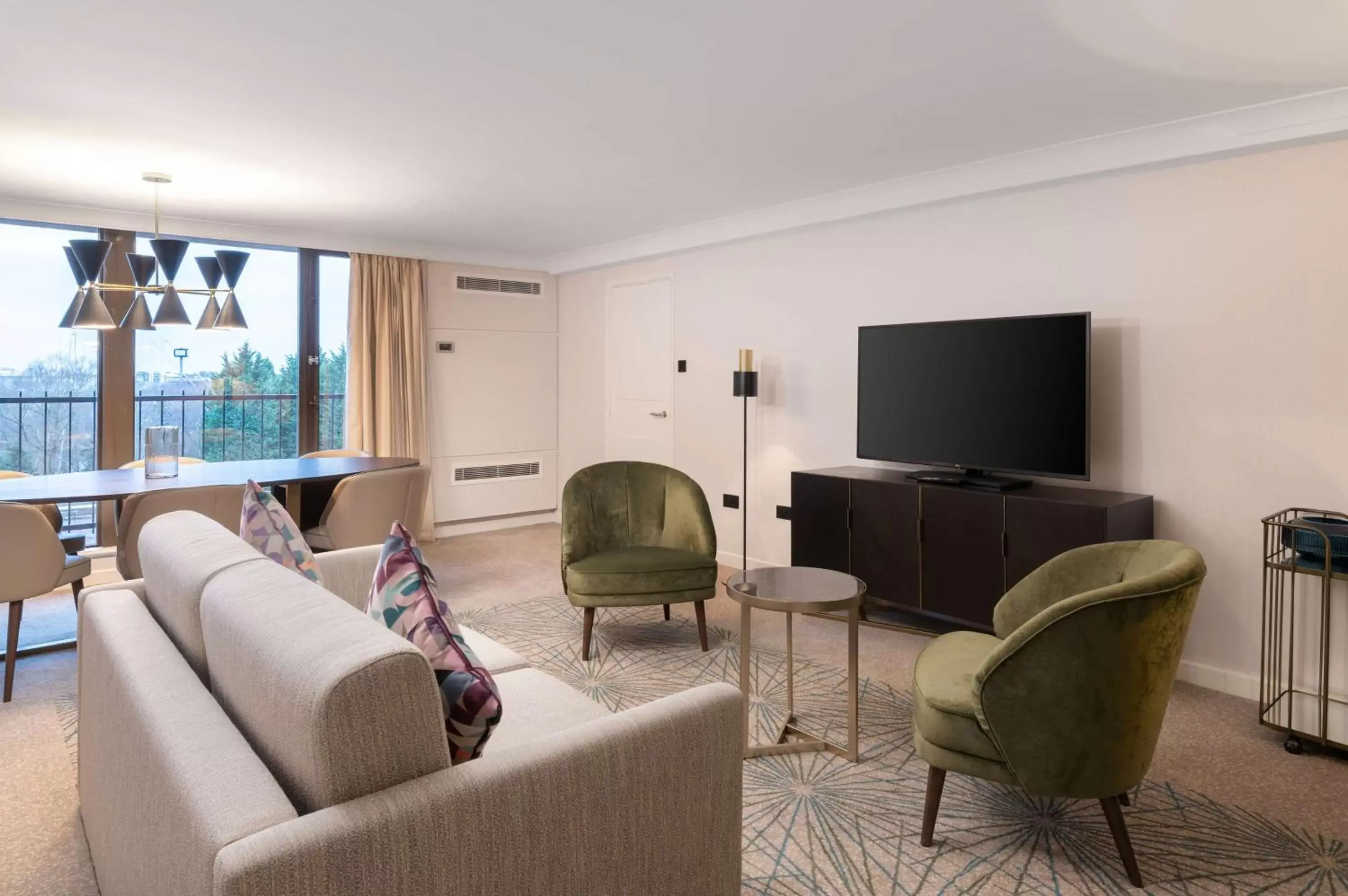 Living room, Seating Area in Hilton Birmingham Metropole Hotel