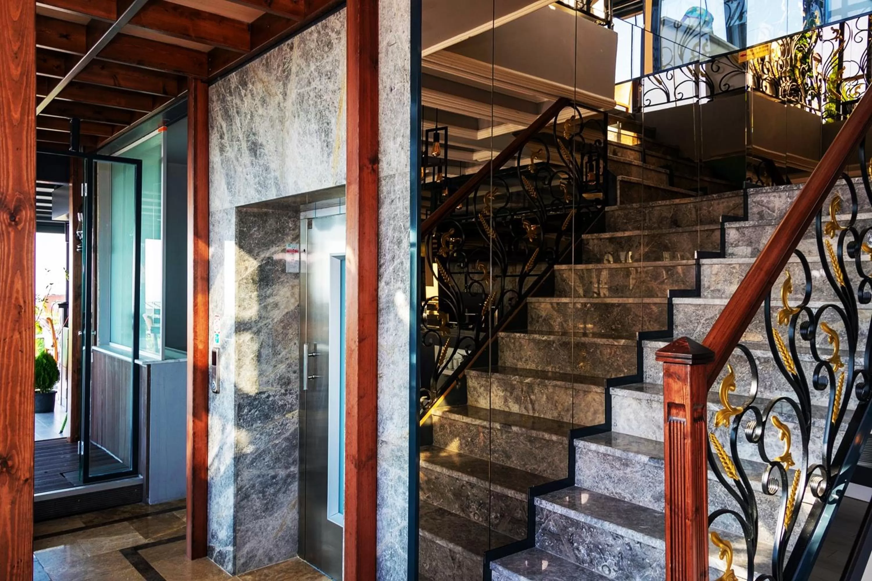 Restaurant/places to eat in Skalion Hotel