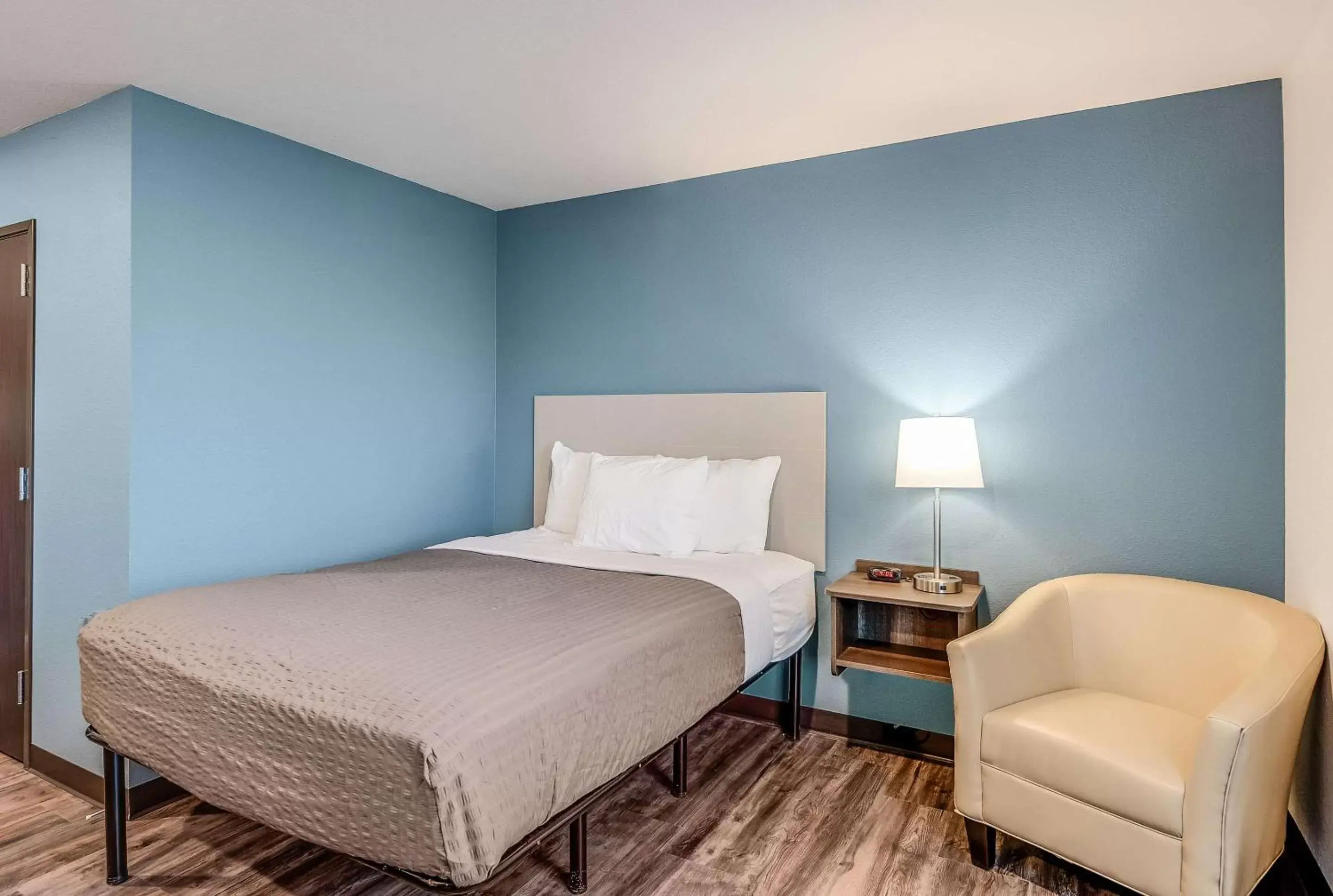 Photo of the whole room, Bed in WoodSpring Suites West Des Moines