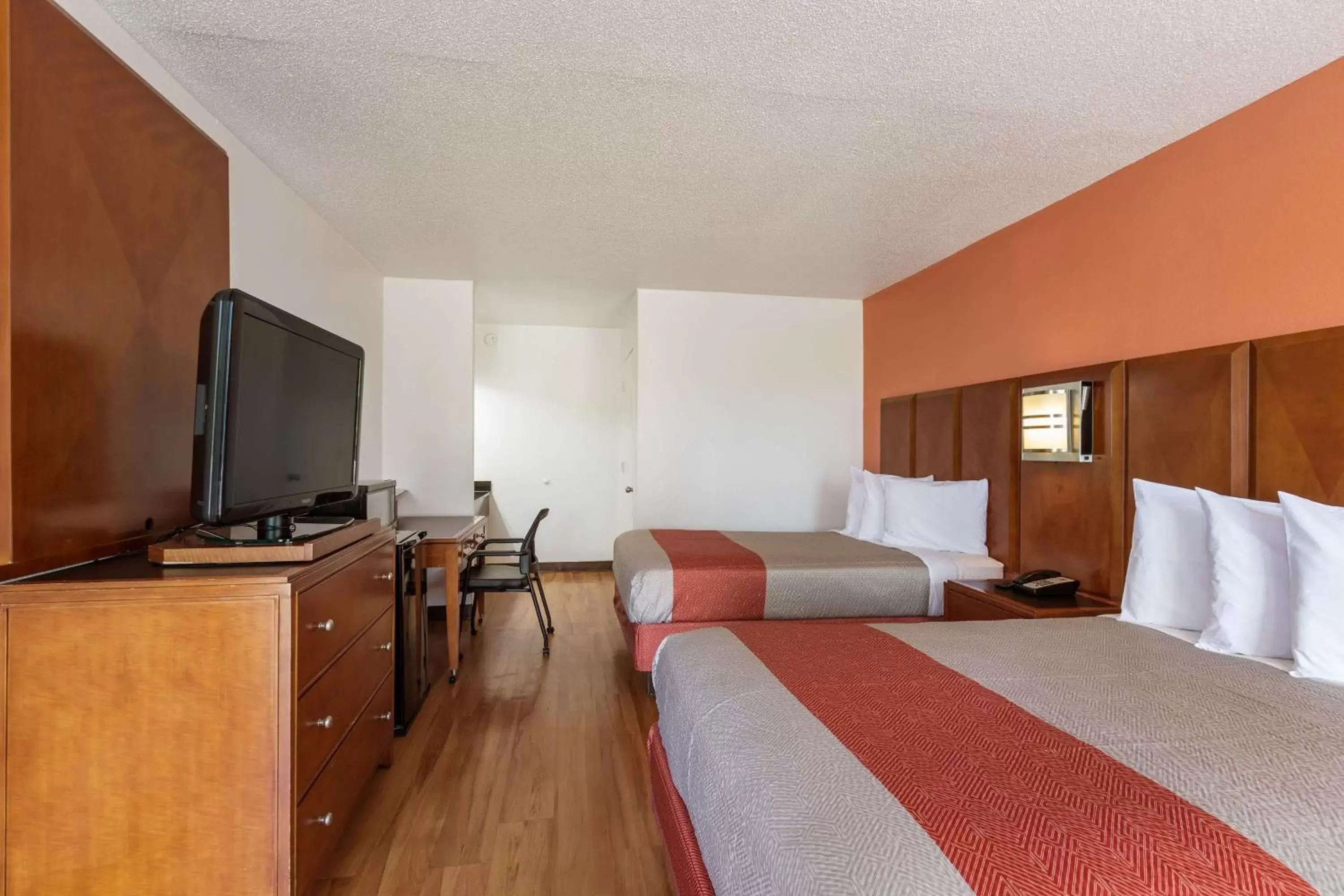 TV and multimedia, Bed in Motel 6-Van Buren, AR