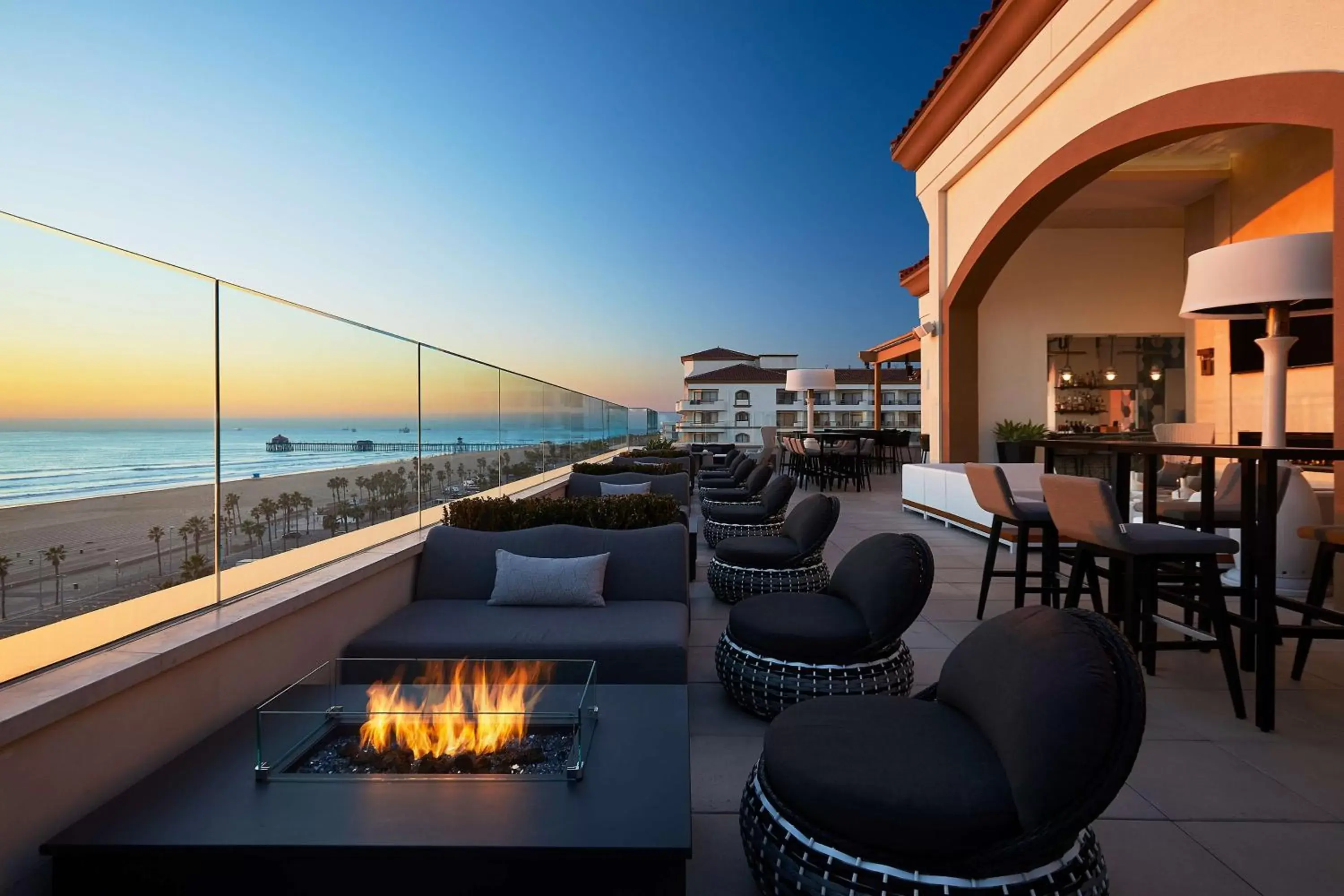 Lounge or bar in The Waterfront Beach Resort, A Hilton Hotel