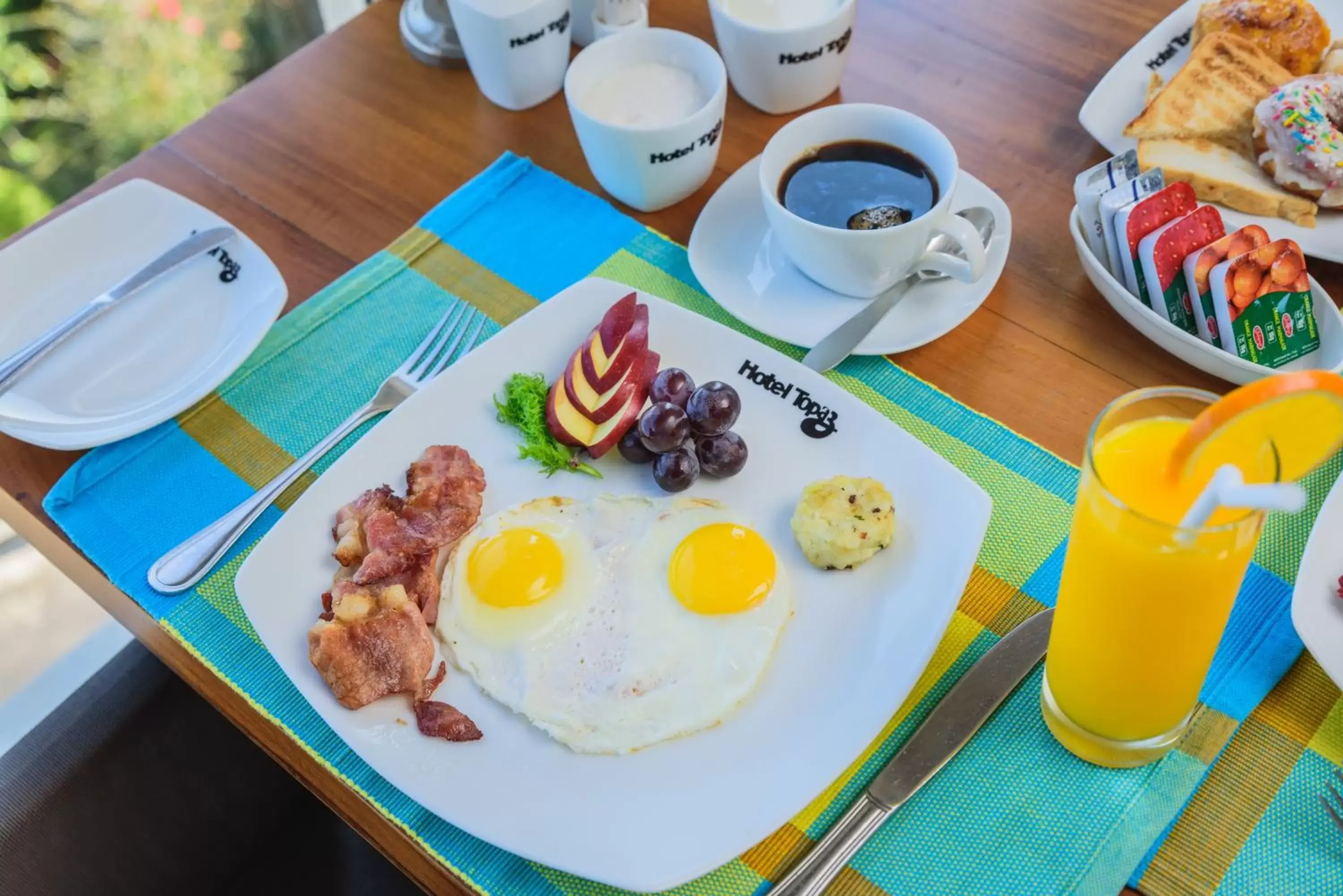 Buffet breakfast in Hotel Topaz