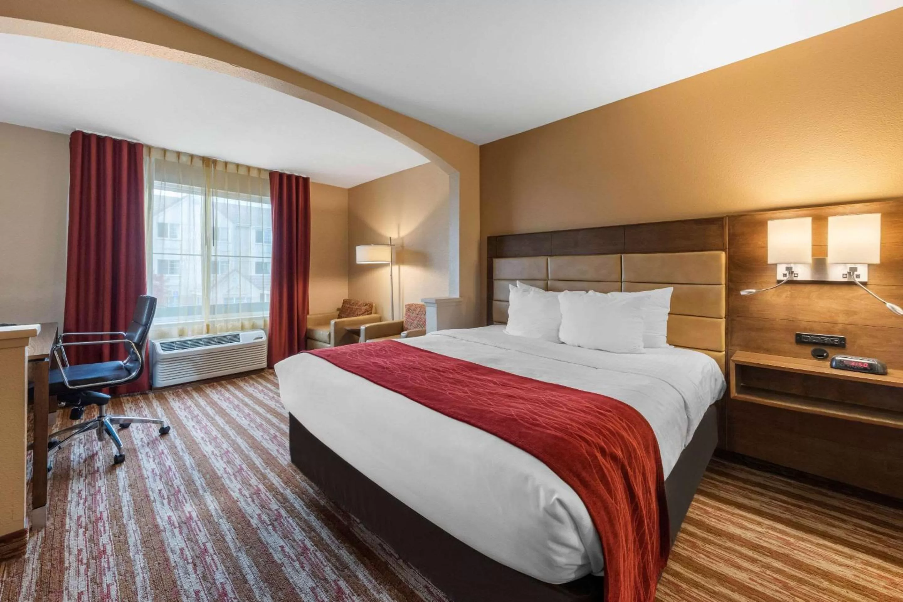 Photo of the whole room, Bed in Comfort Inn South San Jose - Morgan Hill