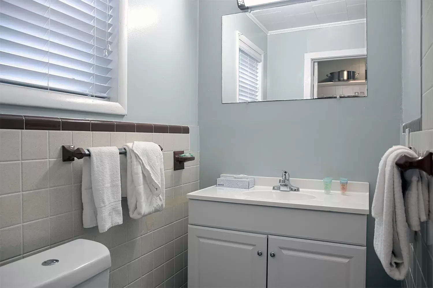 Kitchen or kitchenette, Bathroom in Colonial Inn