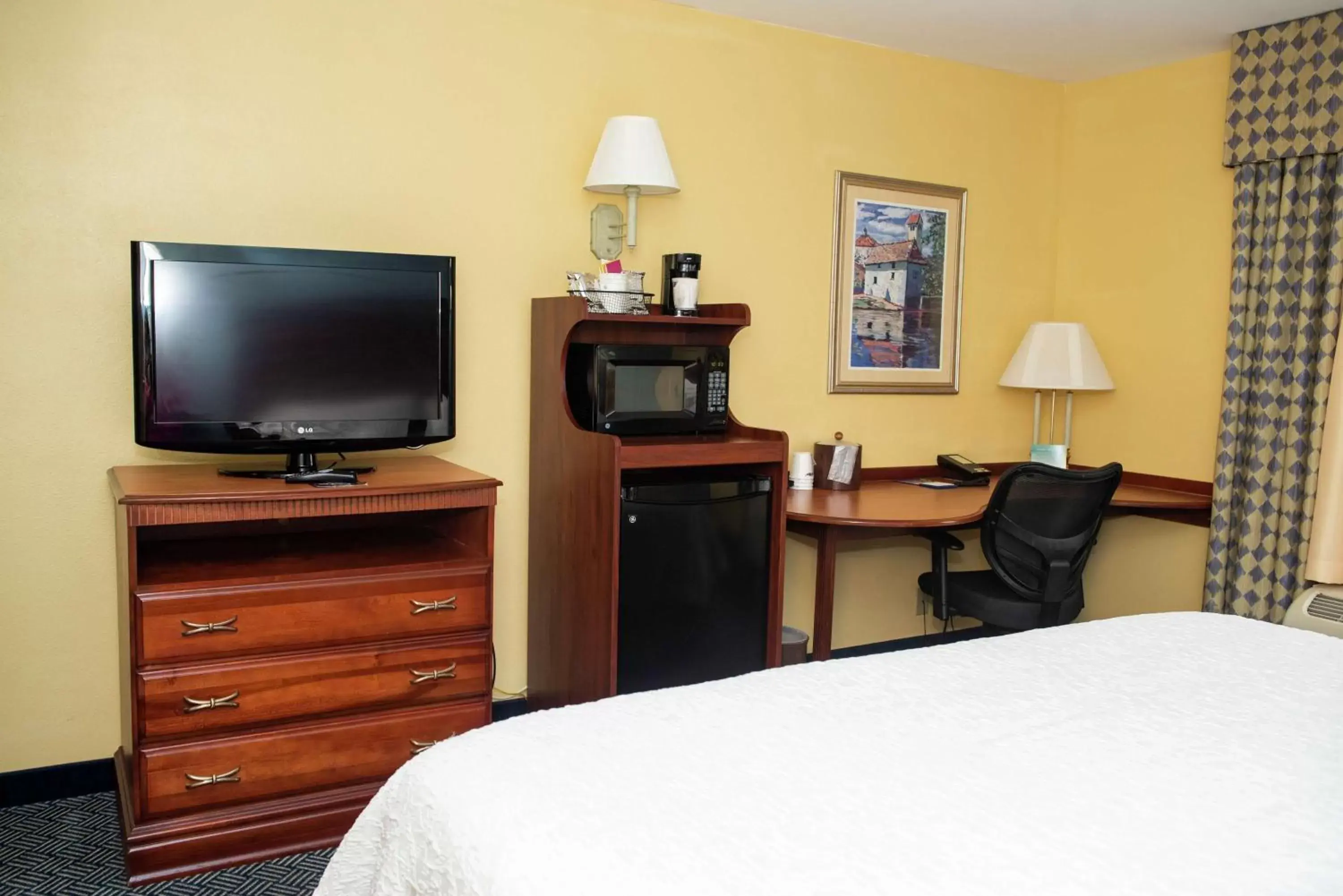 Bedroom, TV/Entertainment Center in Hampton Inn Lebanon