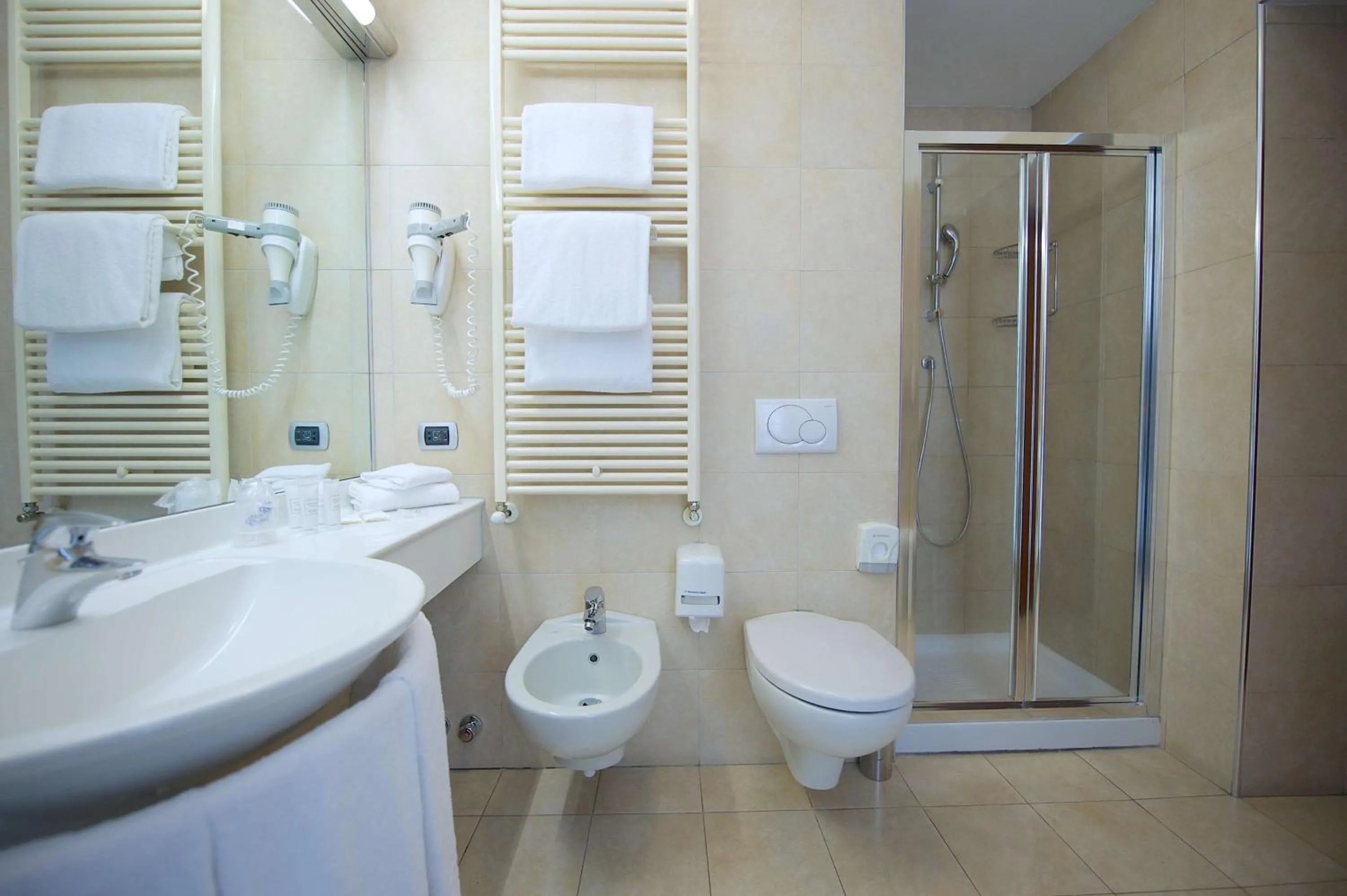 Shower in Best Western Crystal Palace Hotel