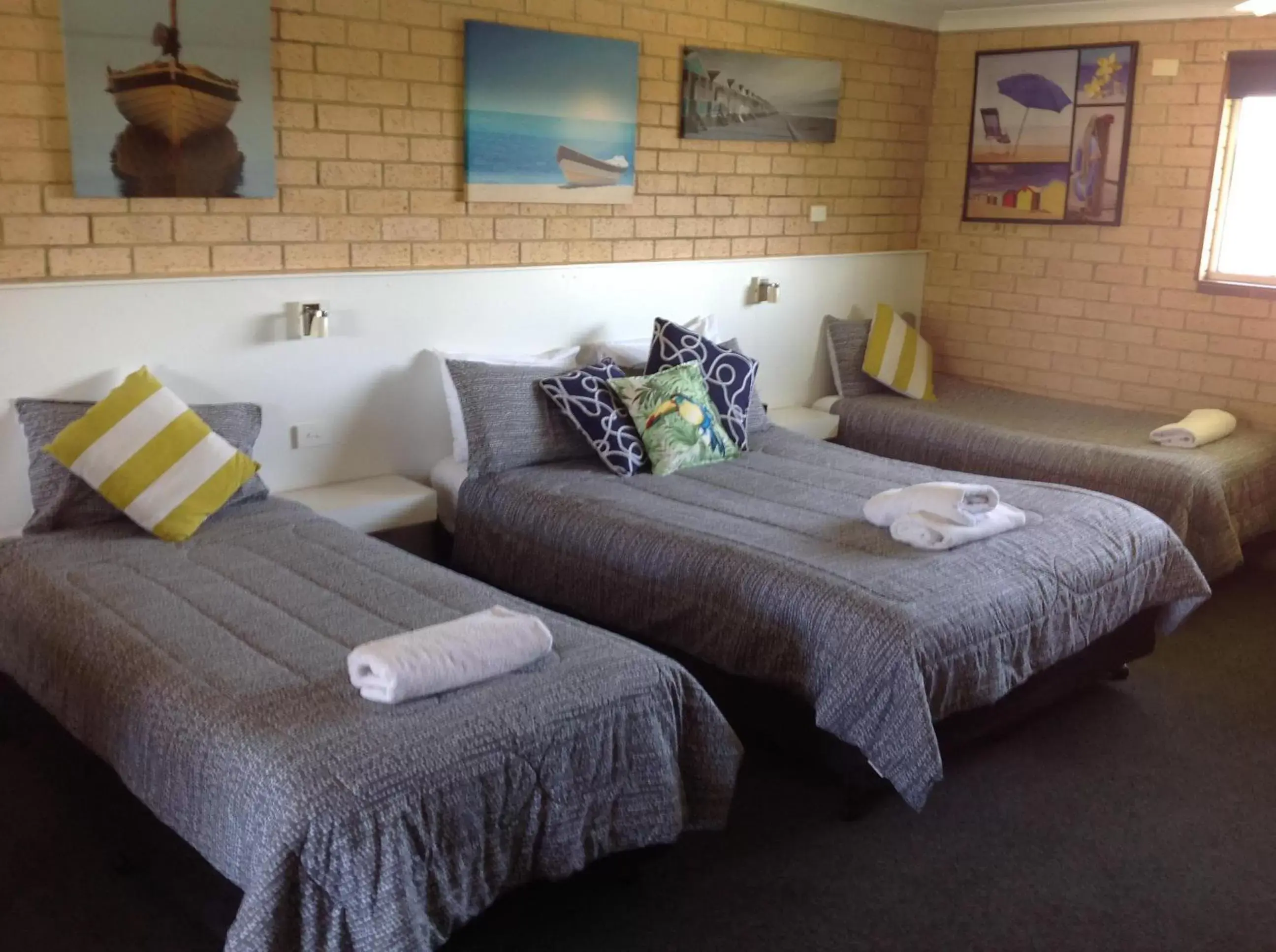 Photo of the whole room, Bed in Avlon Gardens Motel