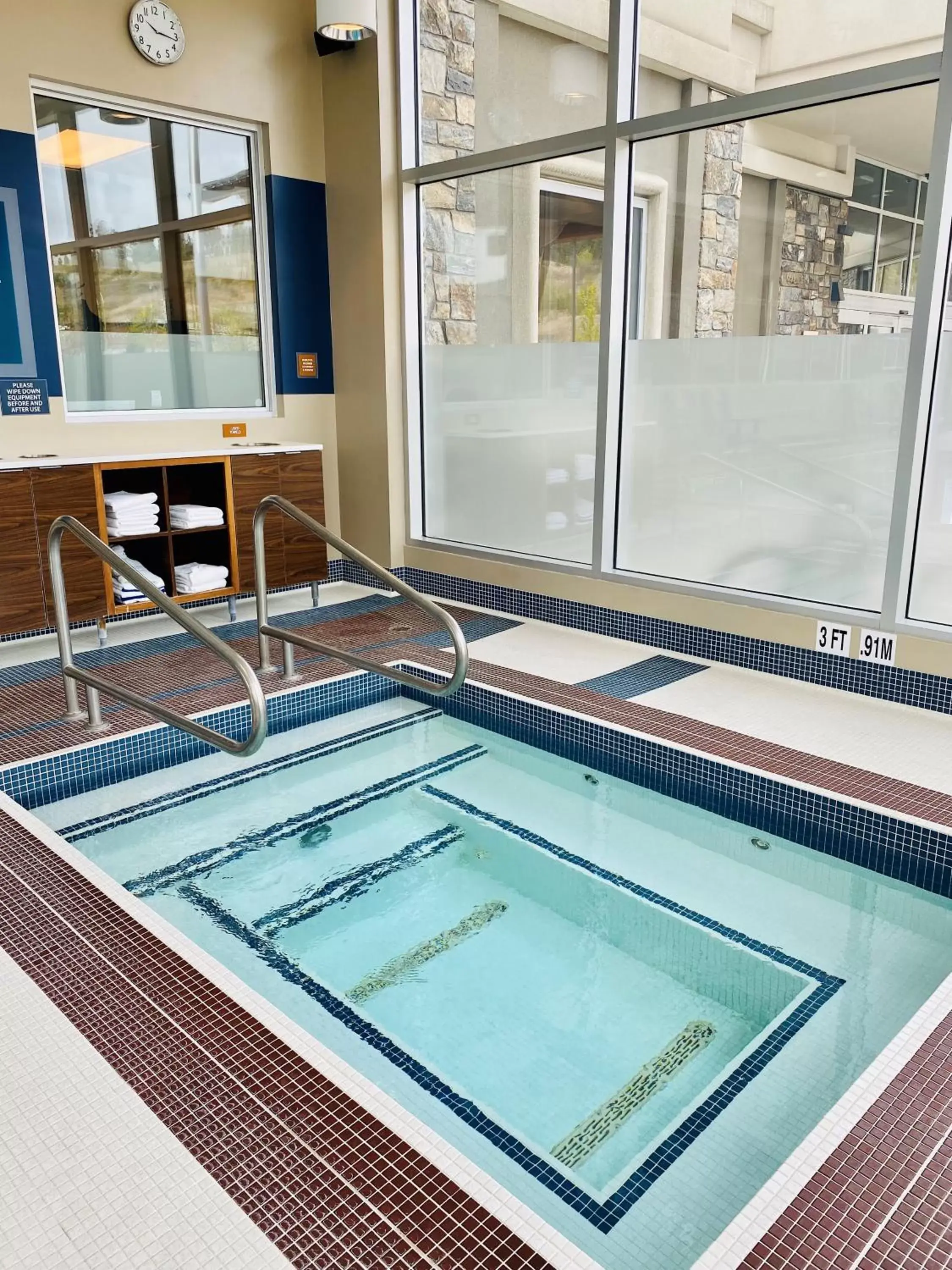 Hot Tub, Swimming Pool in Four Points by Sheraton Kelowna Airport