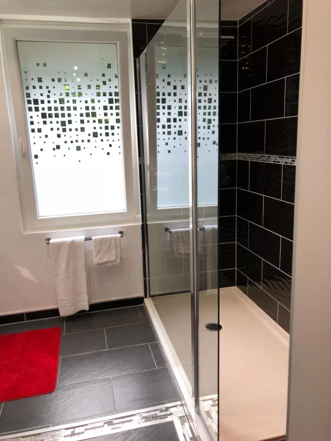 Shower, Bathroom in Le Beverl'inn