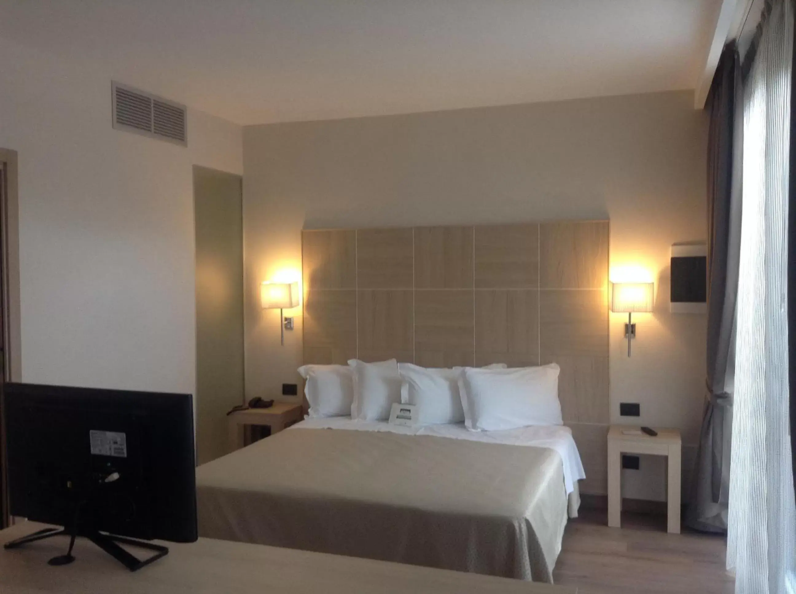 Photo of the whole room, Bed in Best Western Hotel Rome Airport