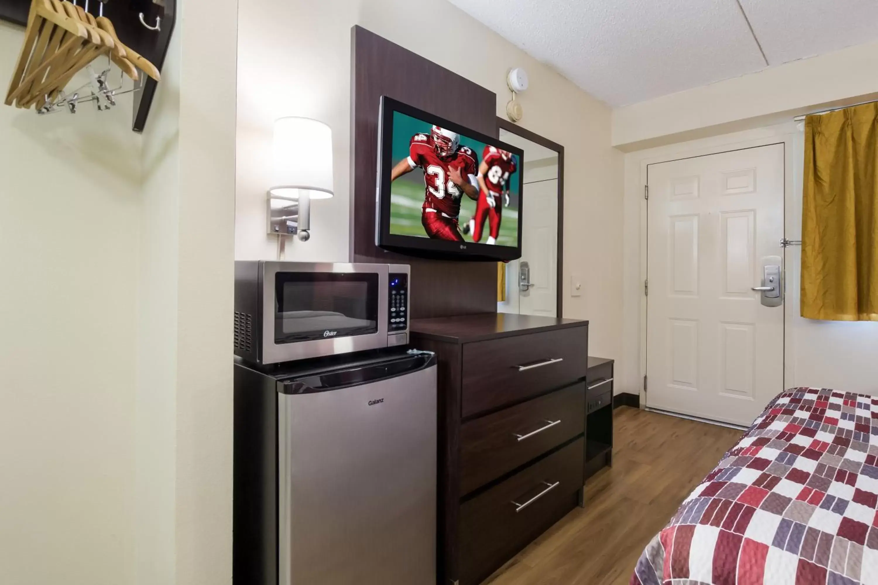 Photo of the whole room, TV/Entertainment Center in Red Roof Inn Shelbyville