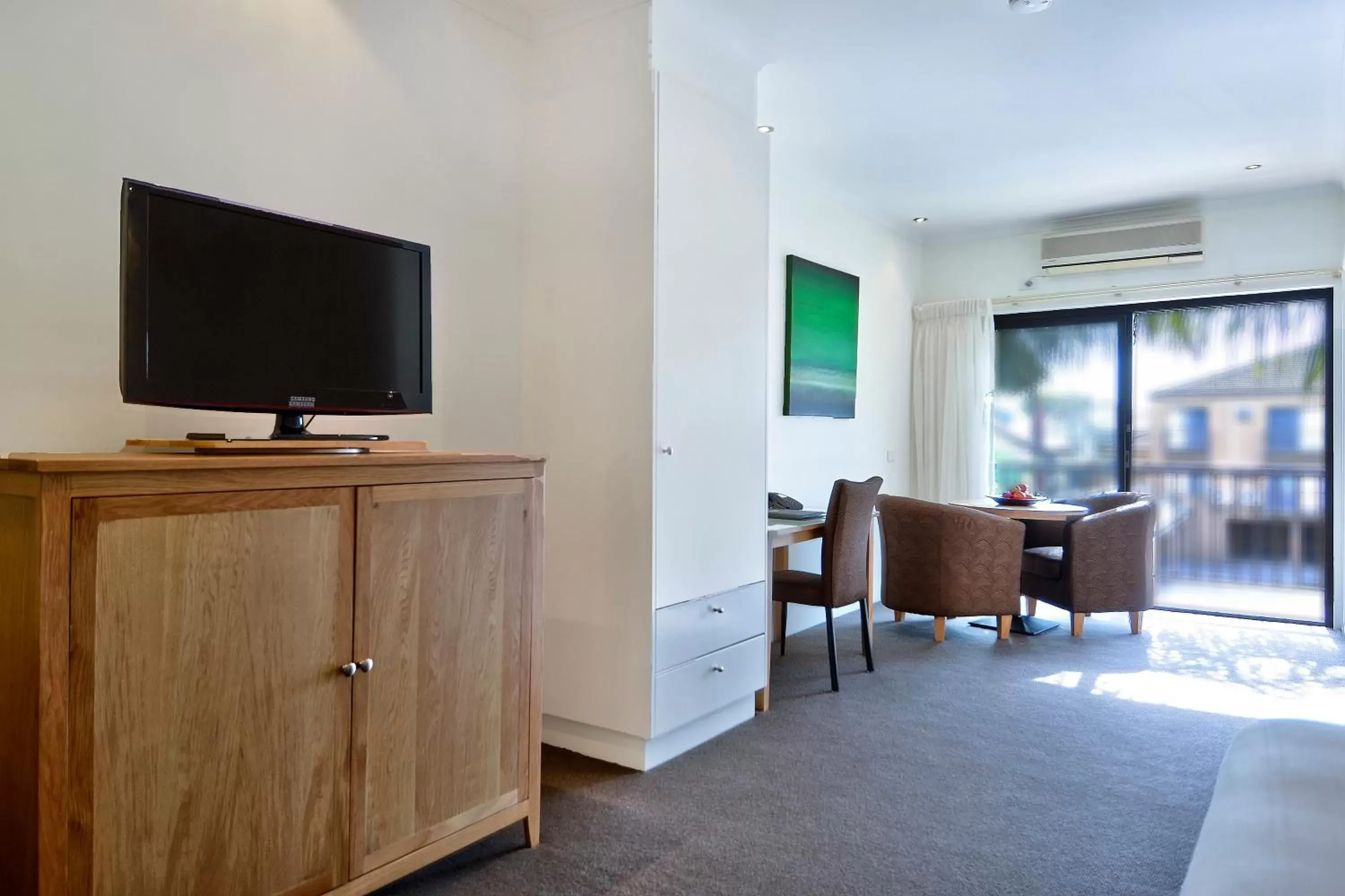 Photo of the whole room, TV/Entertainment Center in BEST WESTERN Geelong Motor Inn & Serviced Apartments