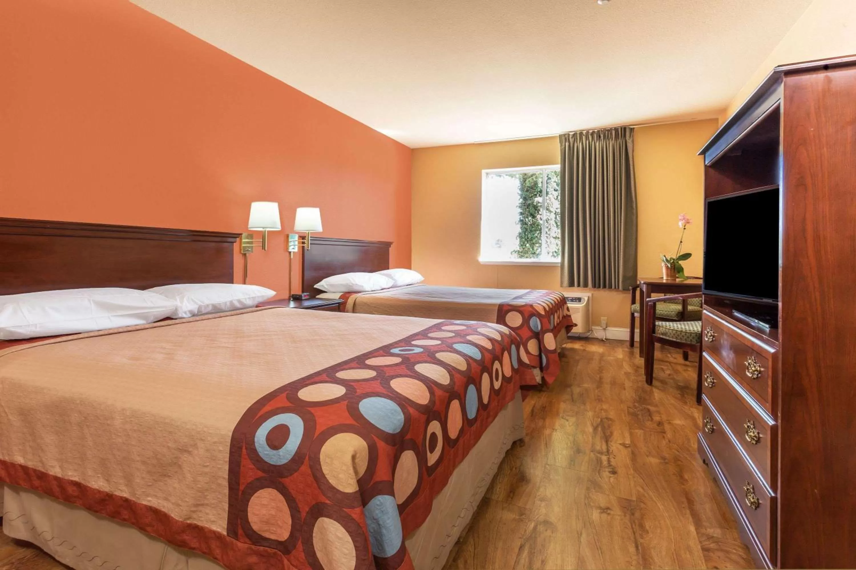 On site, Bed in Harvest Inn Dixon UC Davis