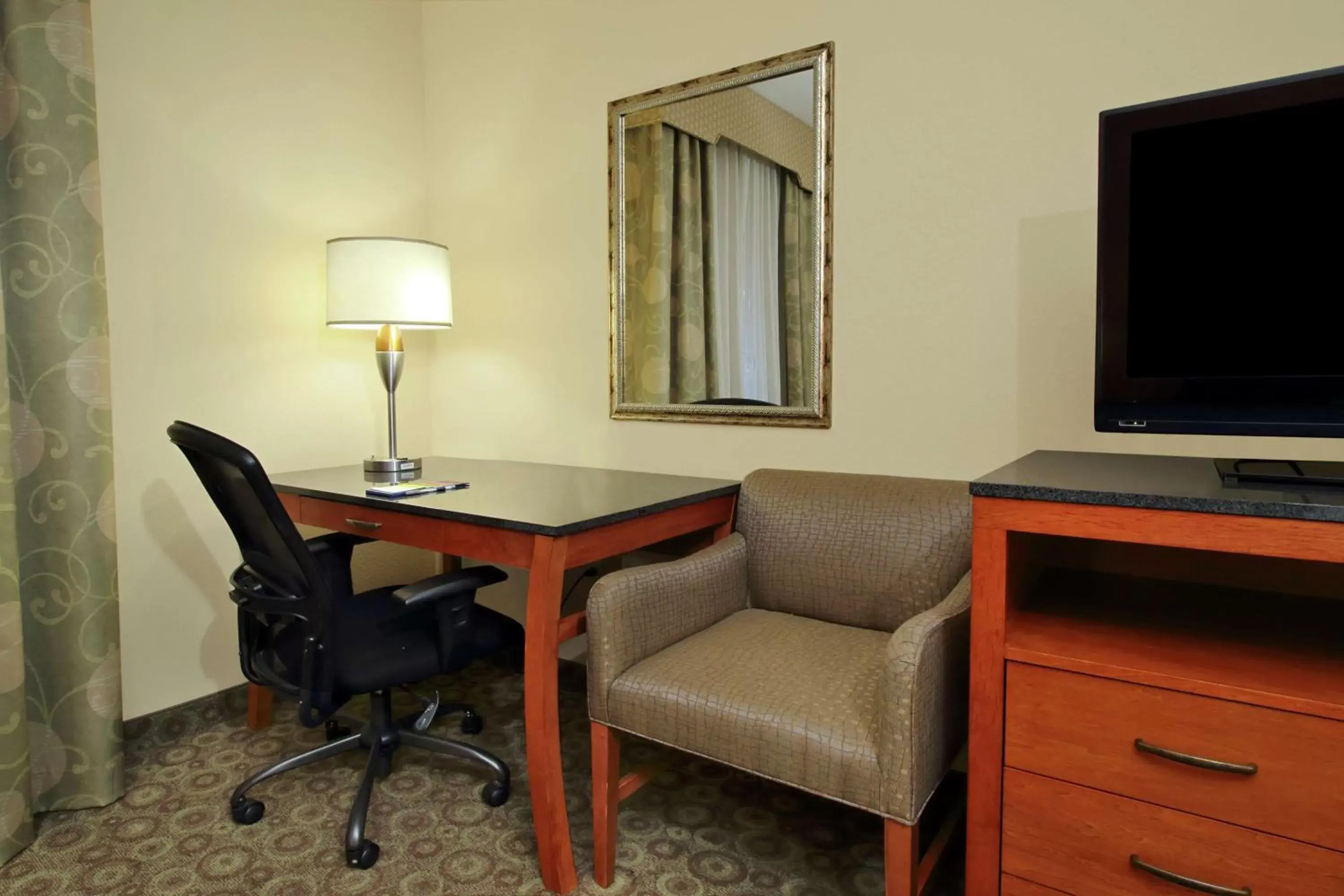 Bedroom, TV/Entertainment Center in Hampton Inn & Suites Buffalo