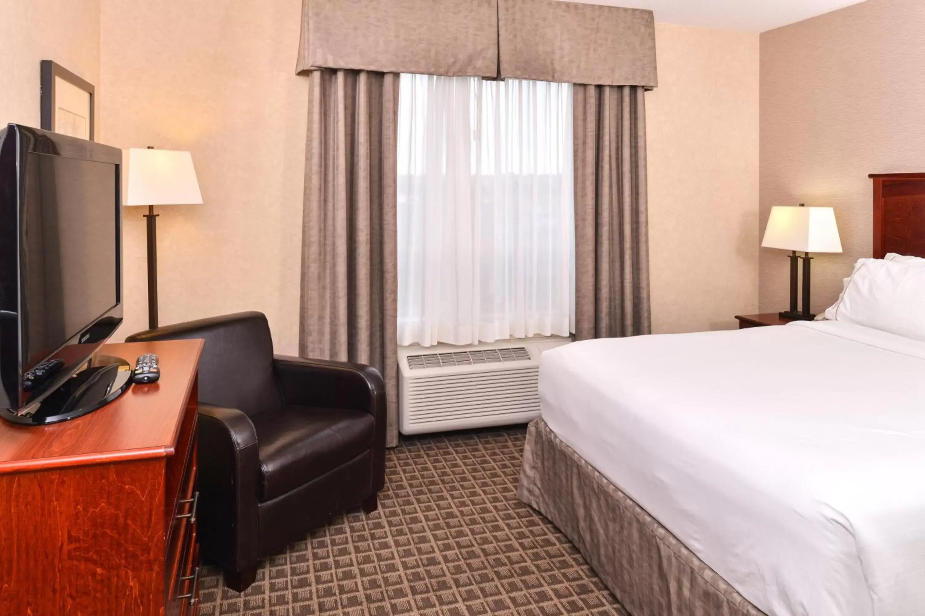 Photo of the whole room, Bed in Holiday Inn Express Edmonton North, an IHG Hotel