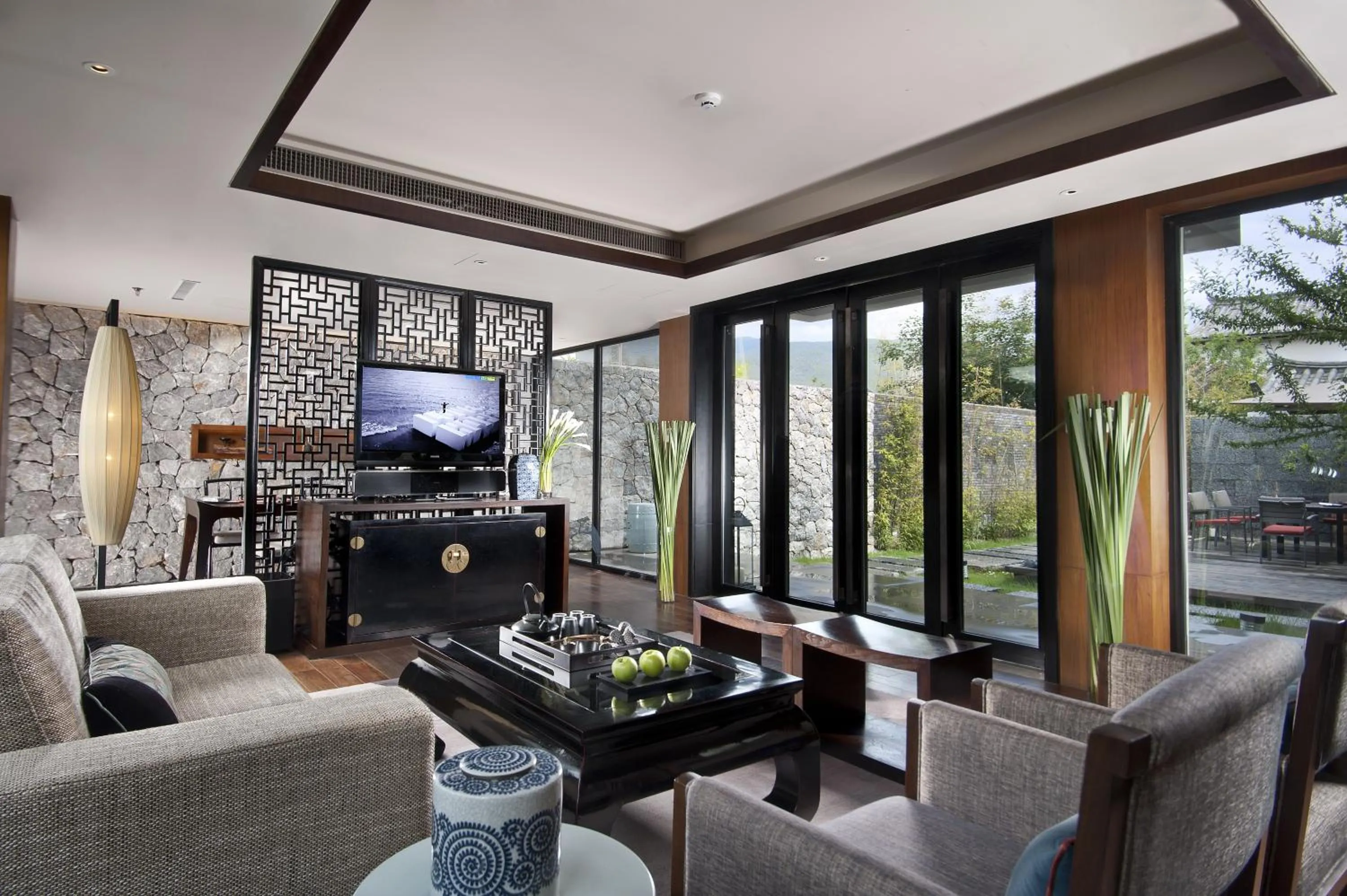 TV and multimedia in Pullman Lijiang Resort & Spa