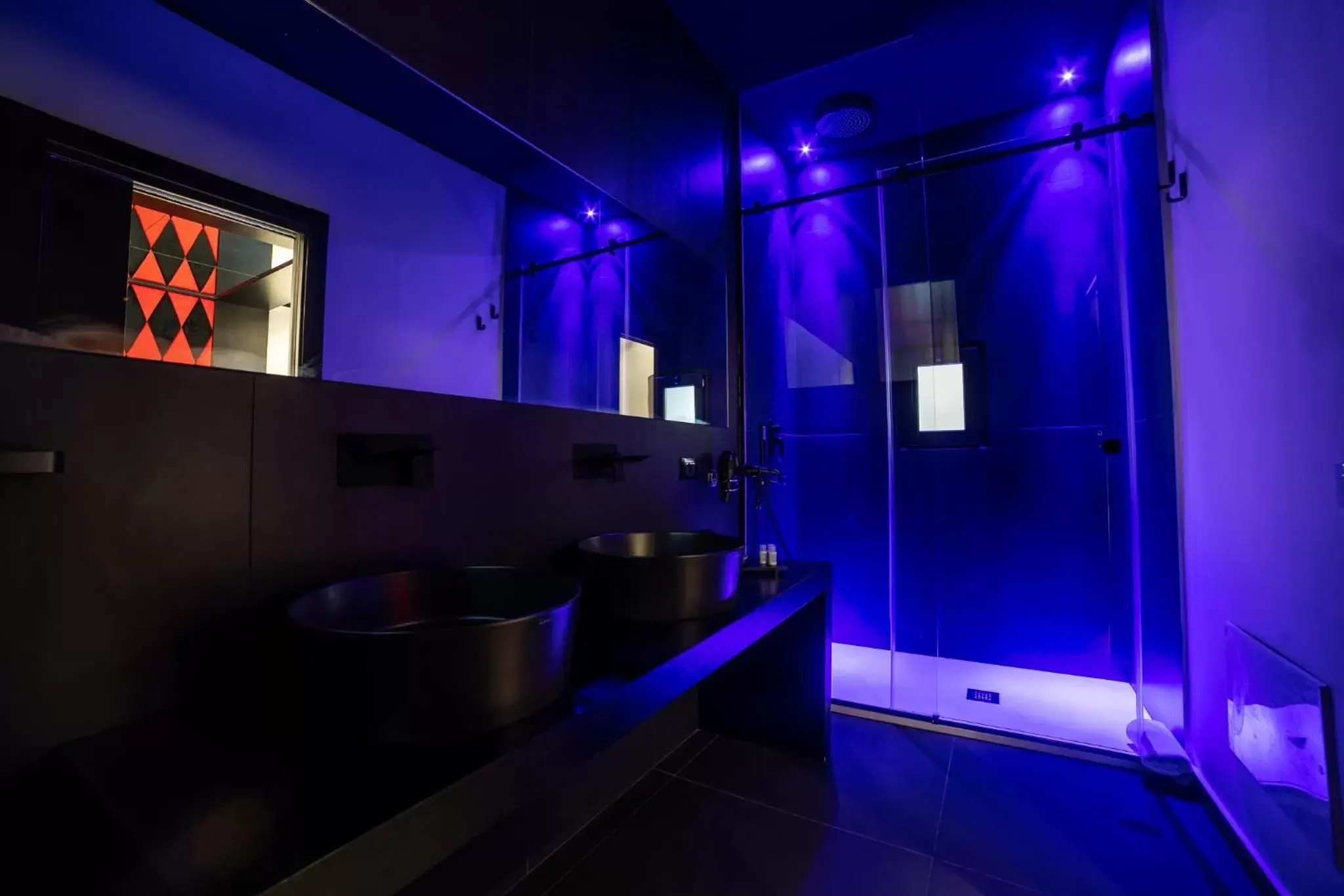 Shower, Bathroom in Maximum hub suite&spa