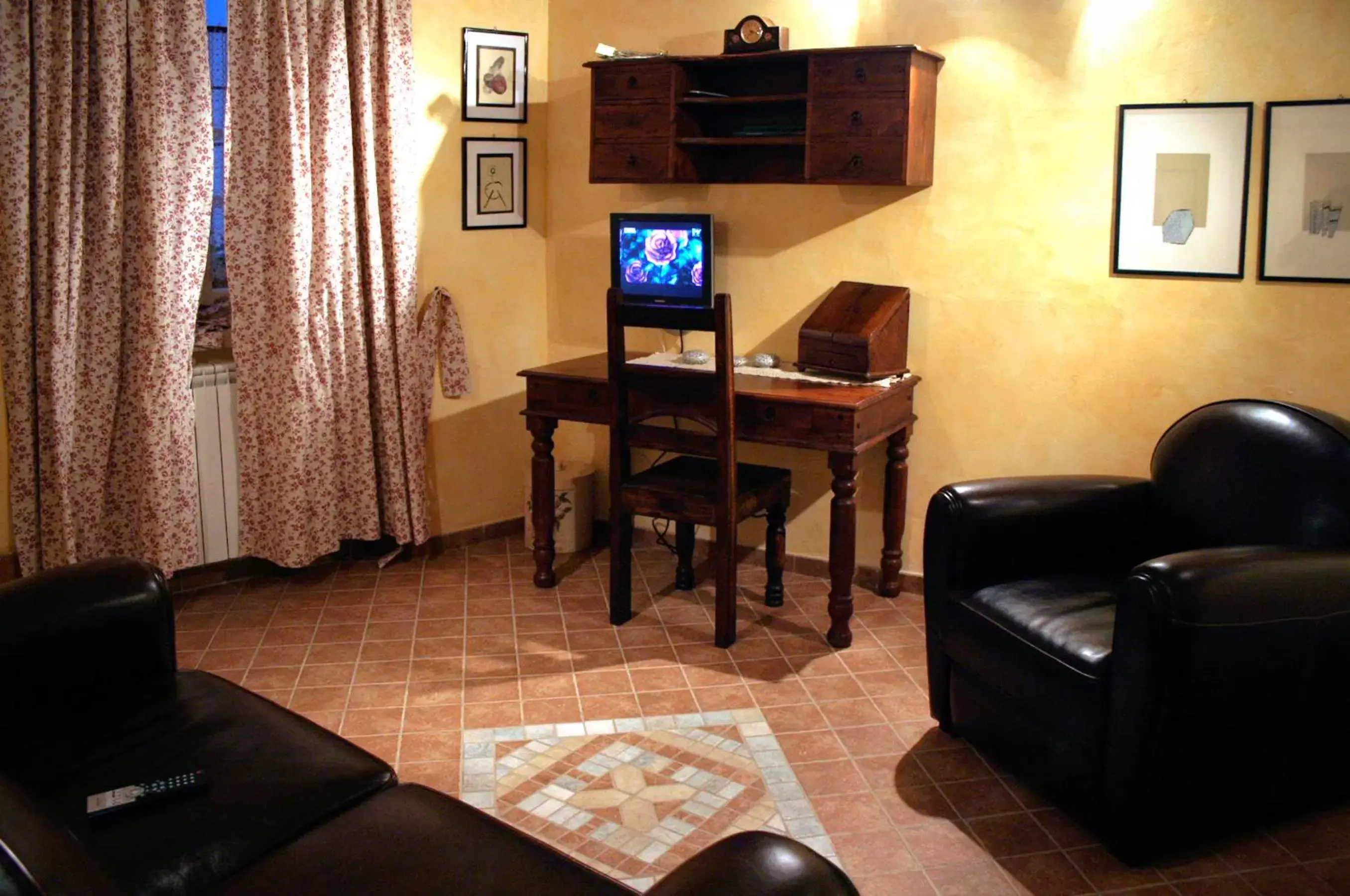 Communal lounge/ TV room, TV/Entertainment Center in B&B Ottocento