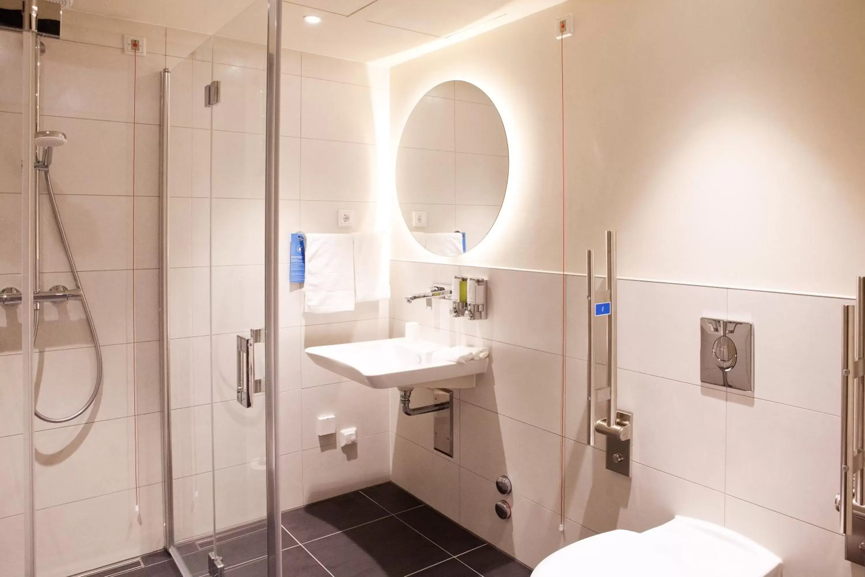 Bathroom in Hampton By Hilton Regensburg