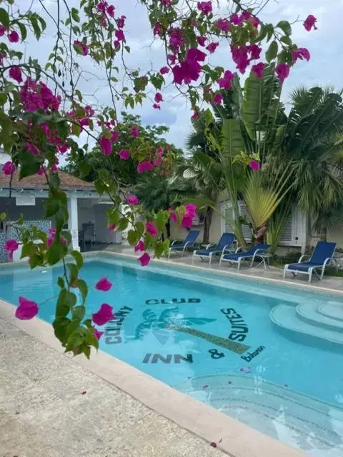 Swimming Pool in Colony Club Inn & Suites