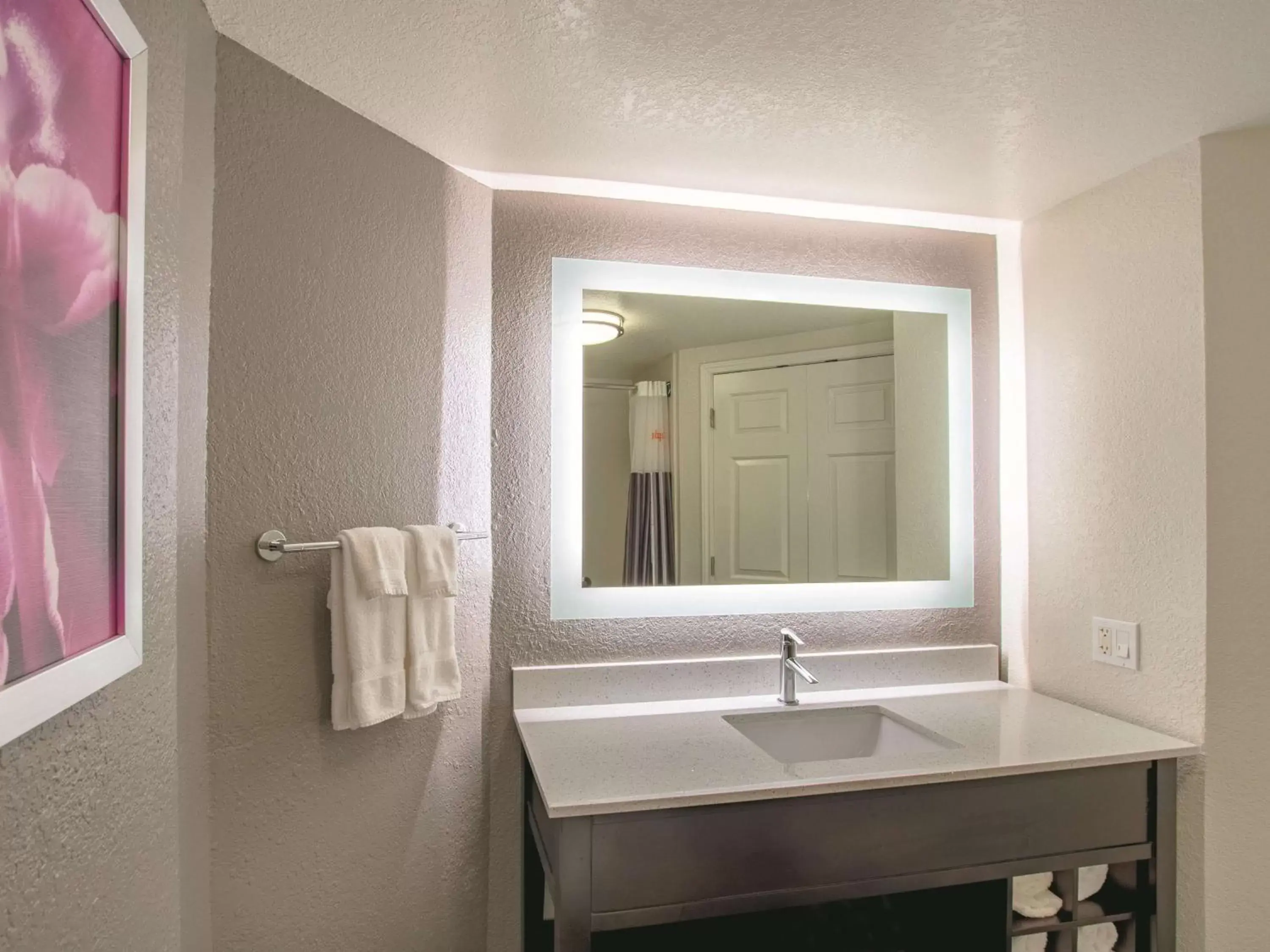 Photo of the whole room, Bathroom in La Quinta by Wyndham Fort Worth City View