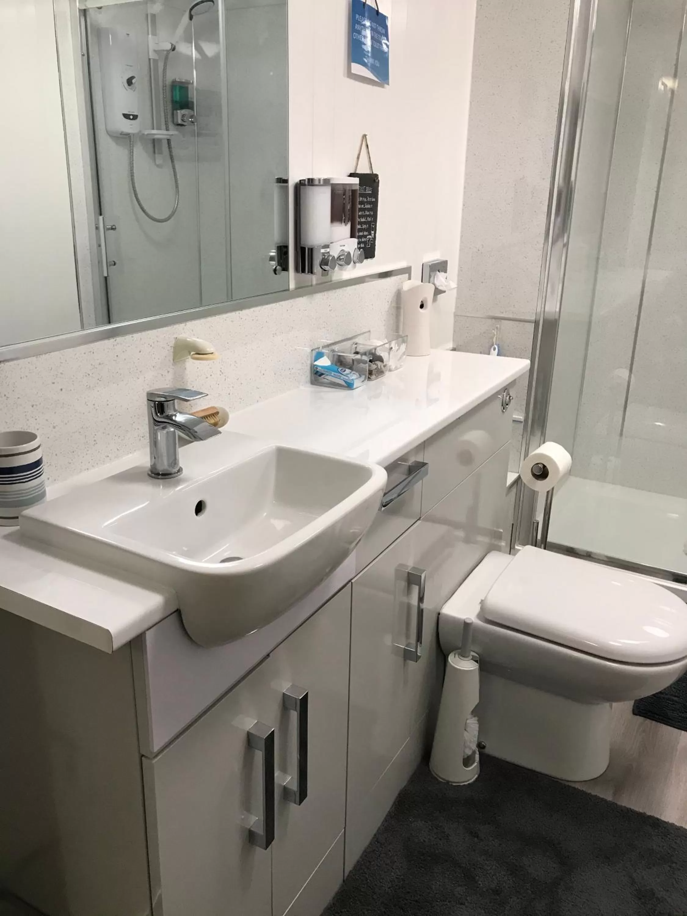 Shower in Luxury 3 bedded room with sea peeps and parking