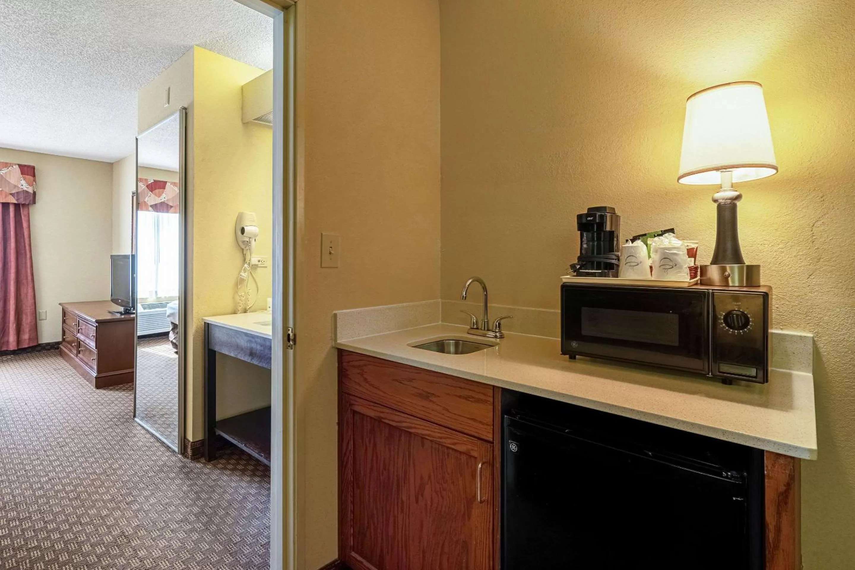 Photo of the whole room, Bed in Quality Suites San Antonio Northeast