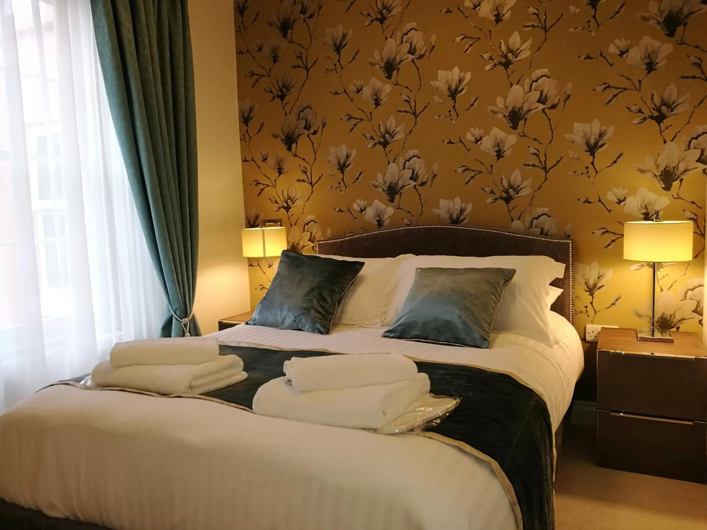 Bedroom, Bed in The Devon Court