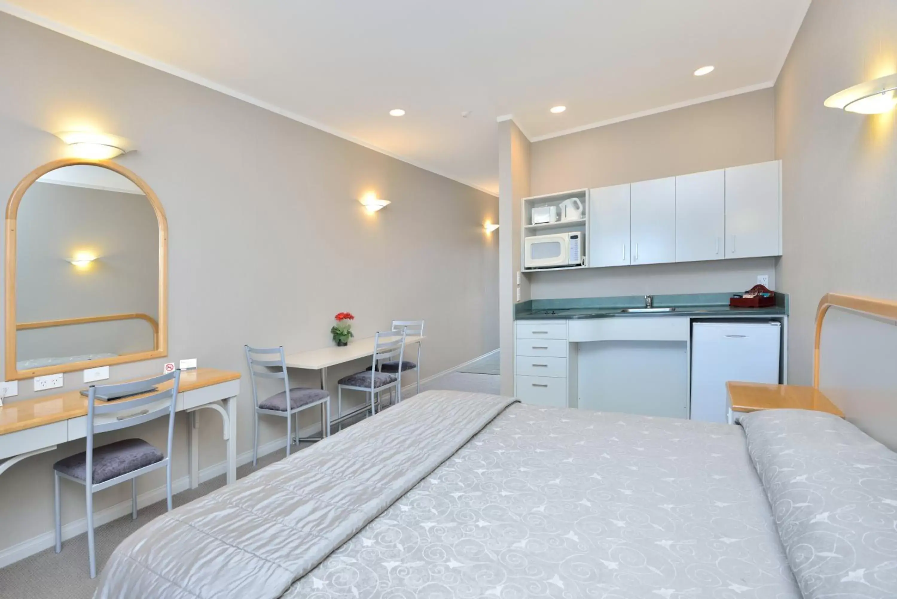 Bed in Shoreline Motel Bed in Shoreline Motel