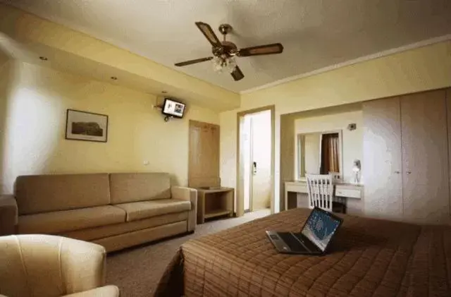 Bed, Seating Area in Orpheus Hotel