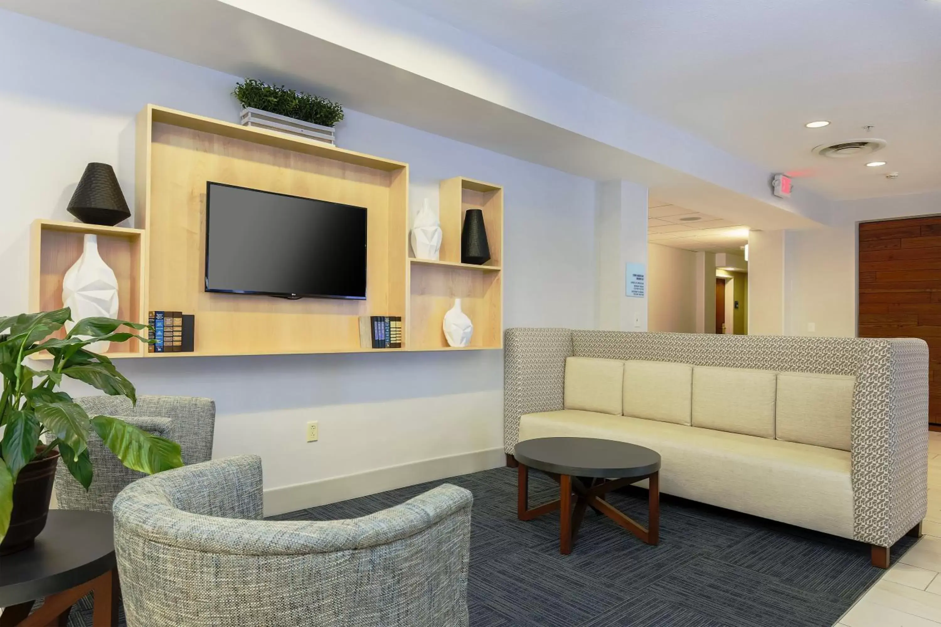 Lobby or reception, Seating Area in Holiday Inn Express Irondequoit, an IHG Hotel