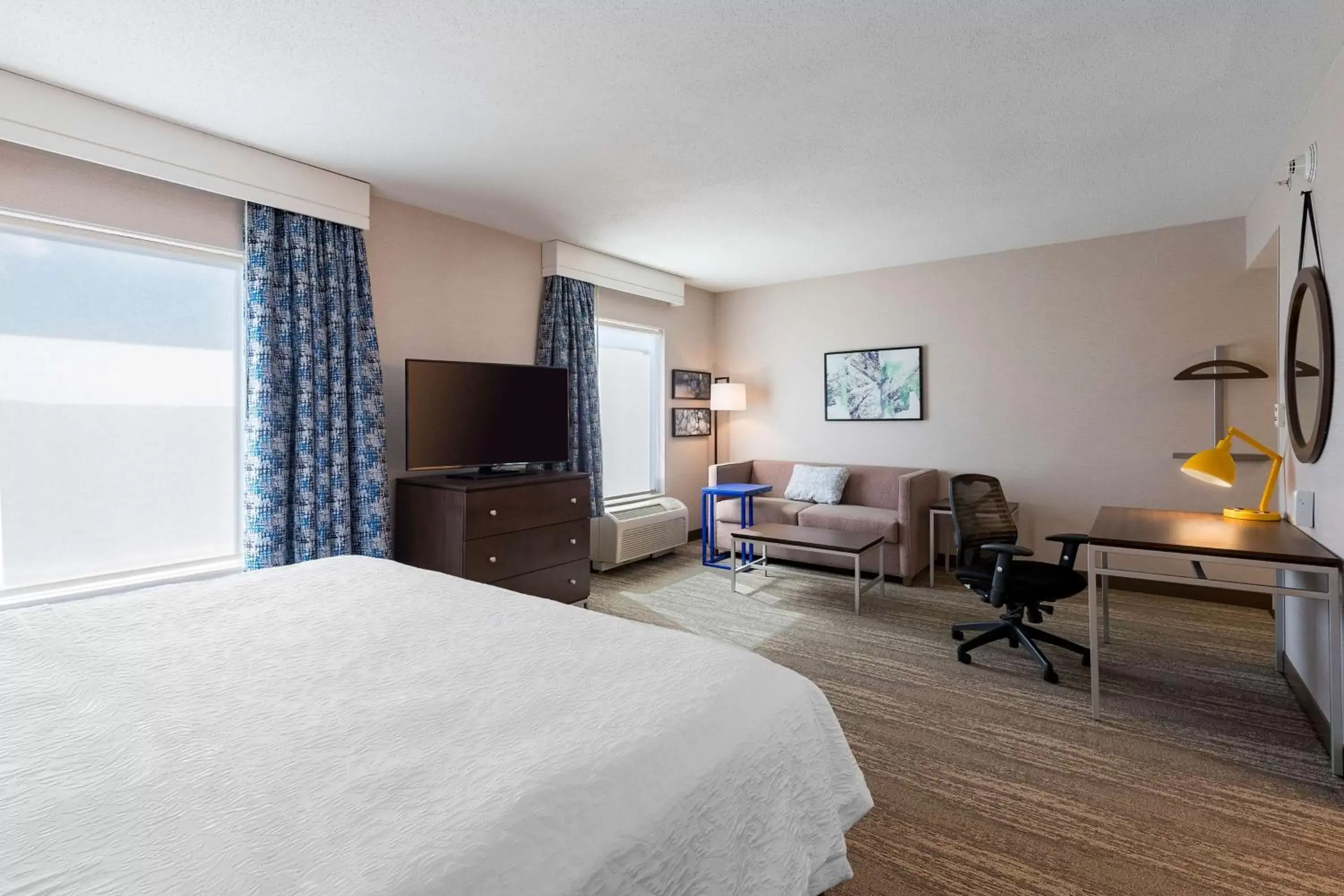 Bedroom, TV/Entertainment Center in Hampton Inn & Suites by Hilton Dartmouth - Halifax