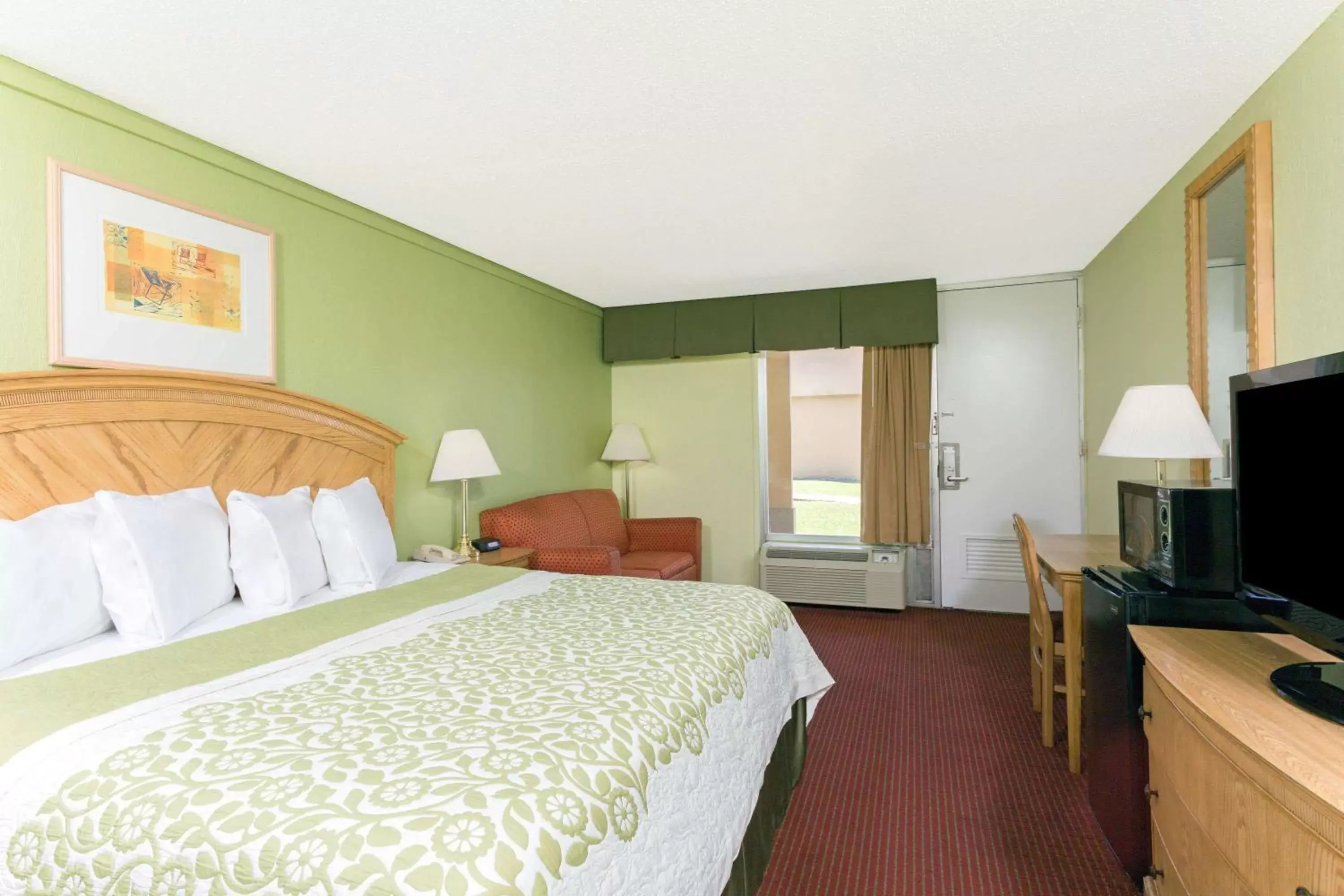 Photo of the whole room, Bed in Days Inn by Wyndham Washington